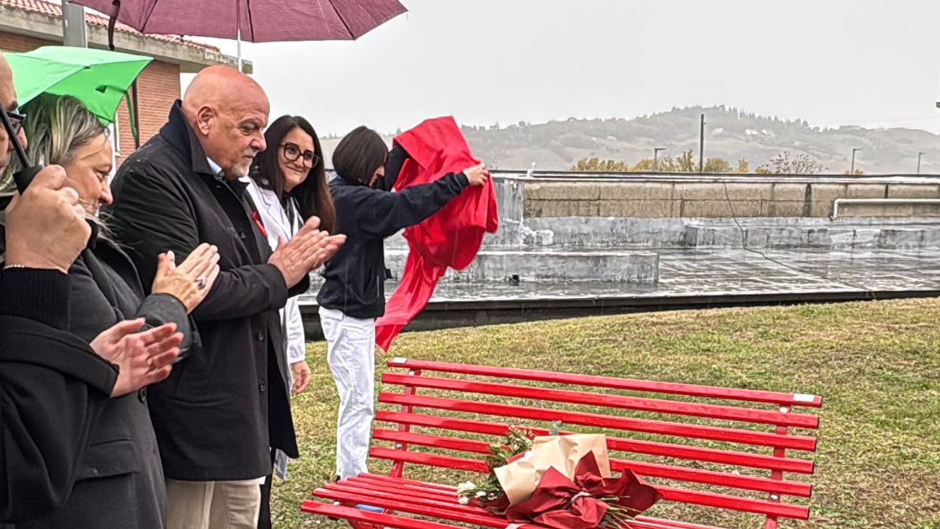 Panchina rossa e un ulivo per dire no alla violenza: la Asl di Teramo rinnova il suo impegno