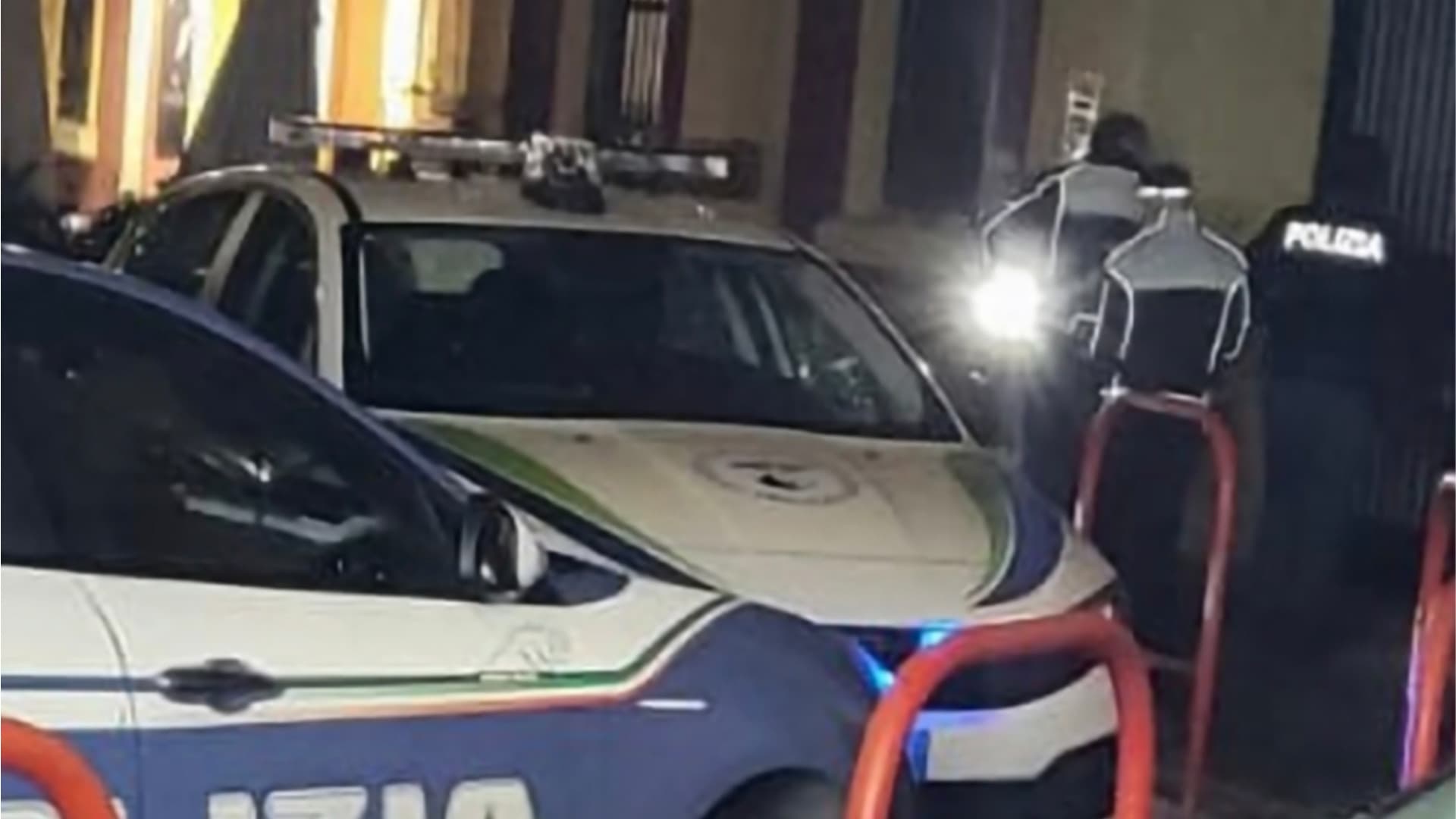 La polizia alla stazione di Teramo