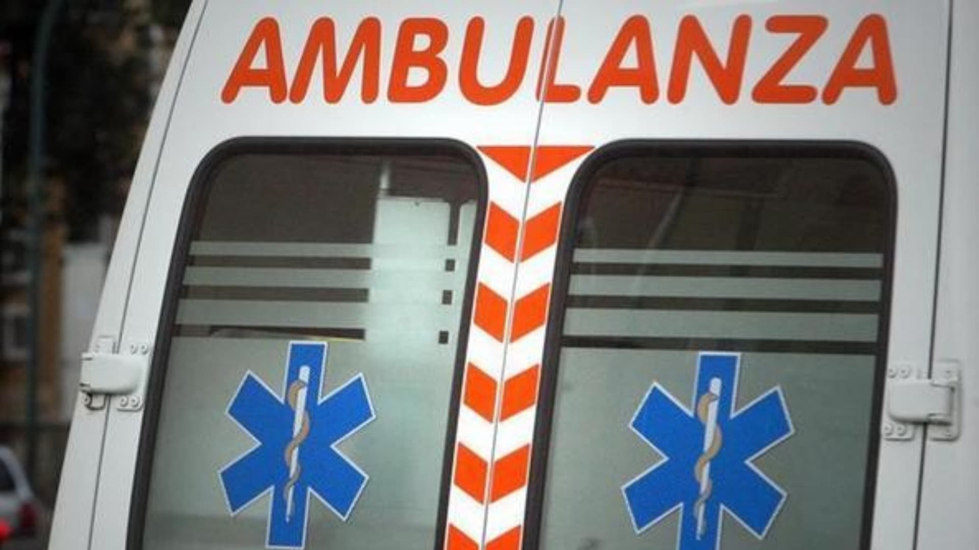 Bus di linea contro auto in sosta nel pescarese: ci sono feriti