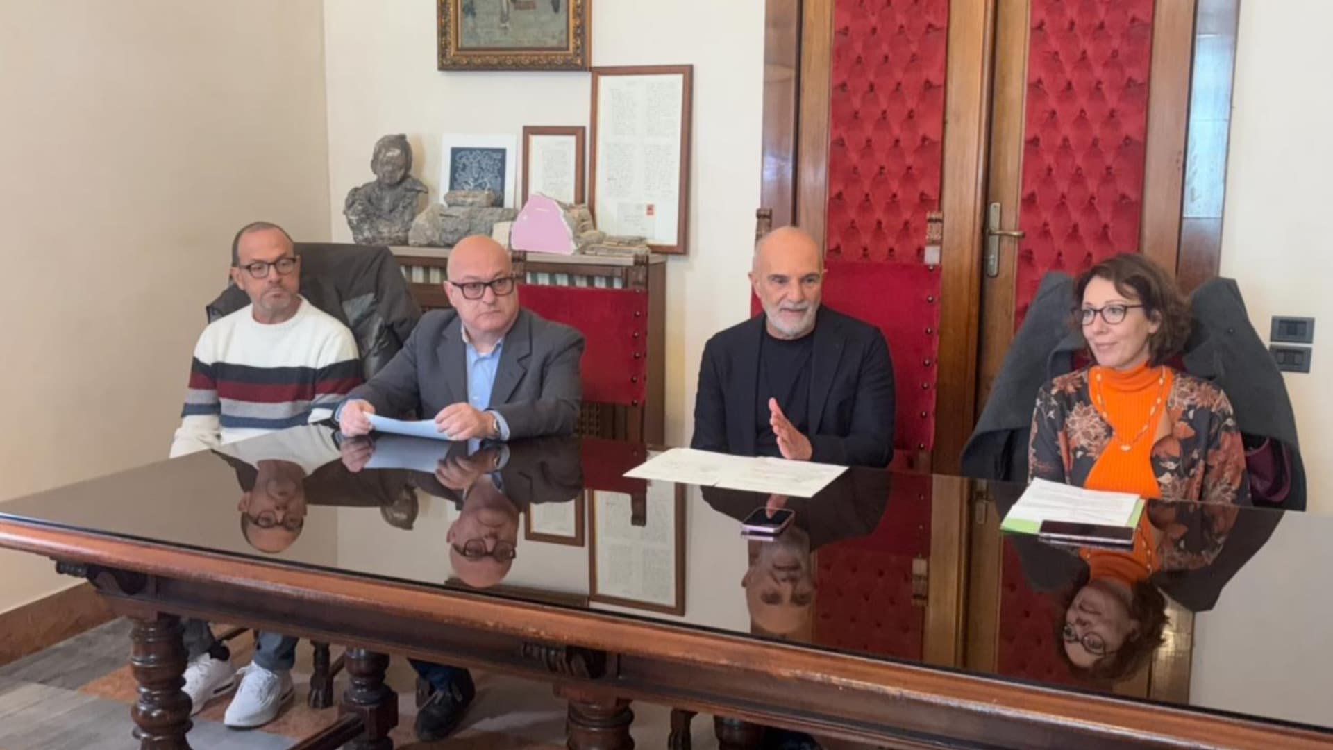 In foto da sinistra il secondo assessore Massimiliano Pignoli, al centro il sindaco Carlo Masci e a destra Roberta Pellegrino dirigente comune Pescara