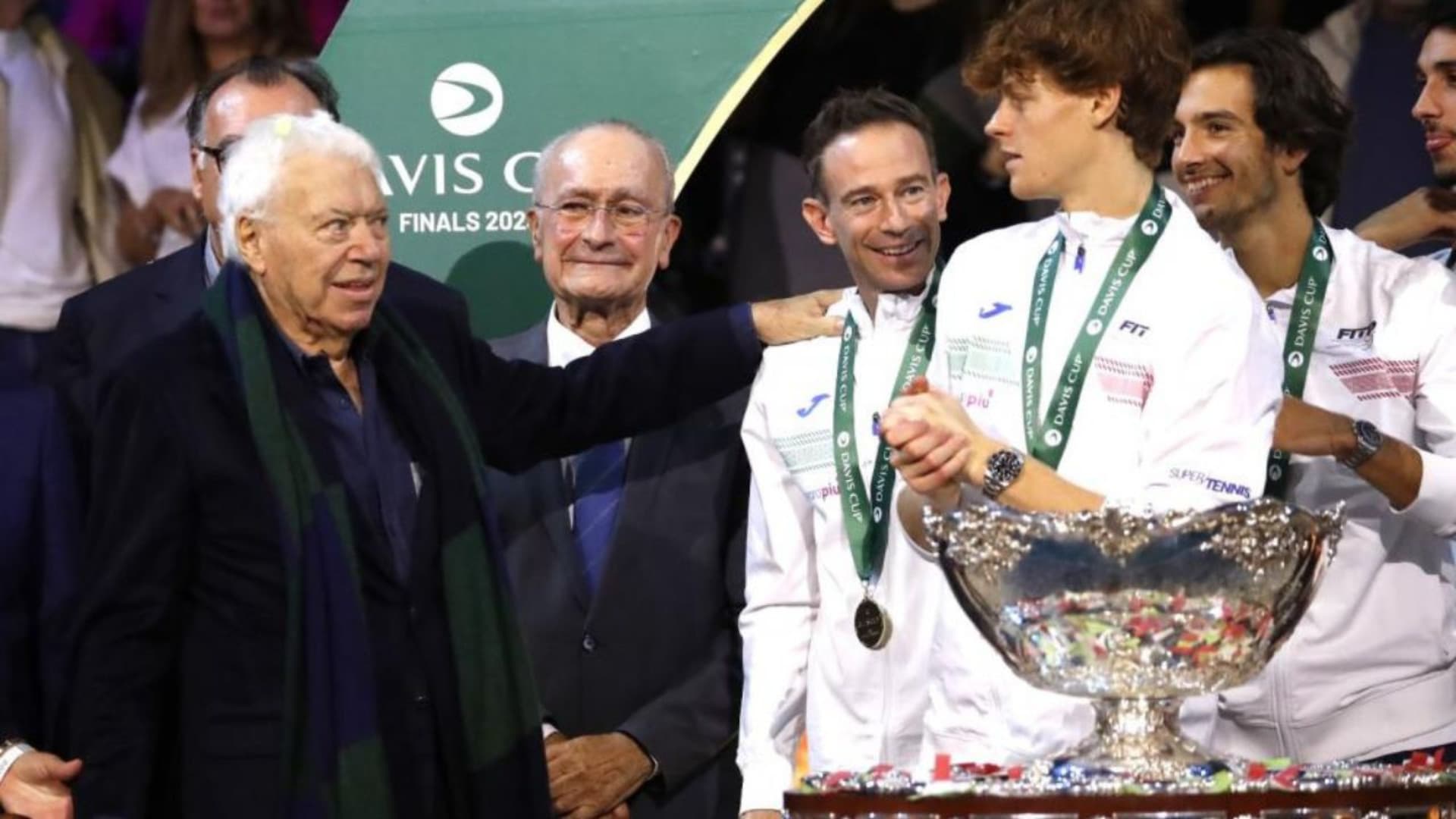 Nicola Pietrangeli, primo da sinistra, premia Jannik Sinner