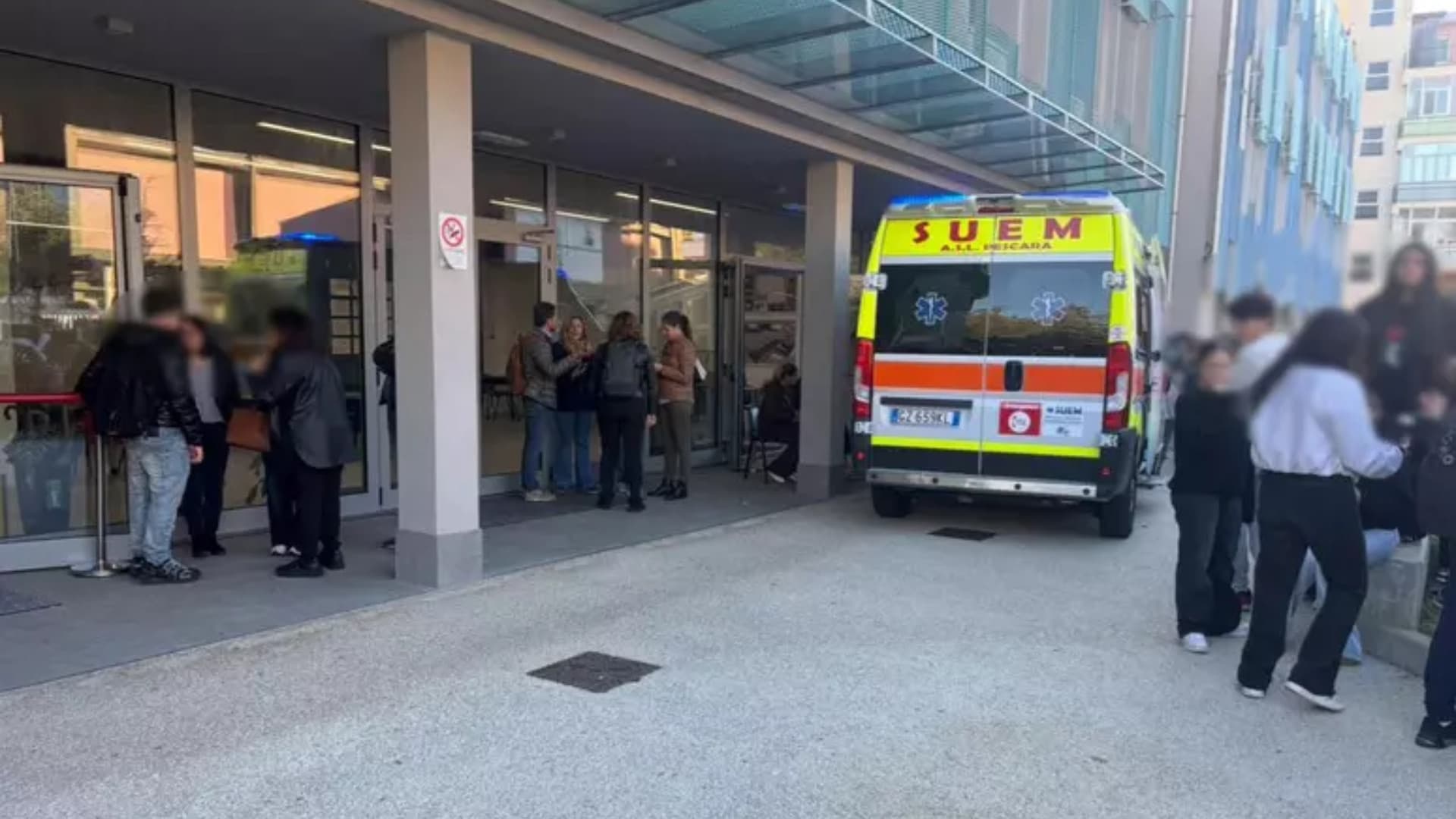L'ambulanza a scuola (foto Ansa)