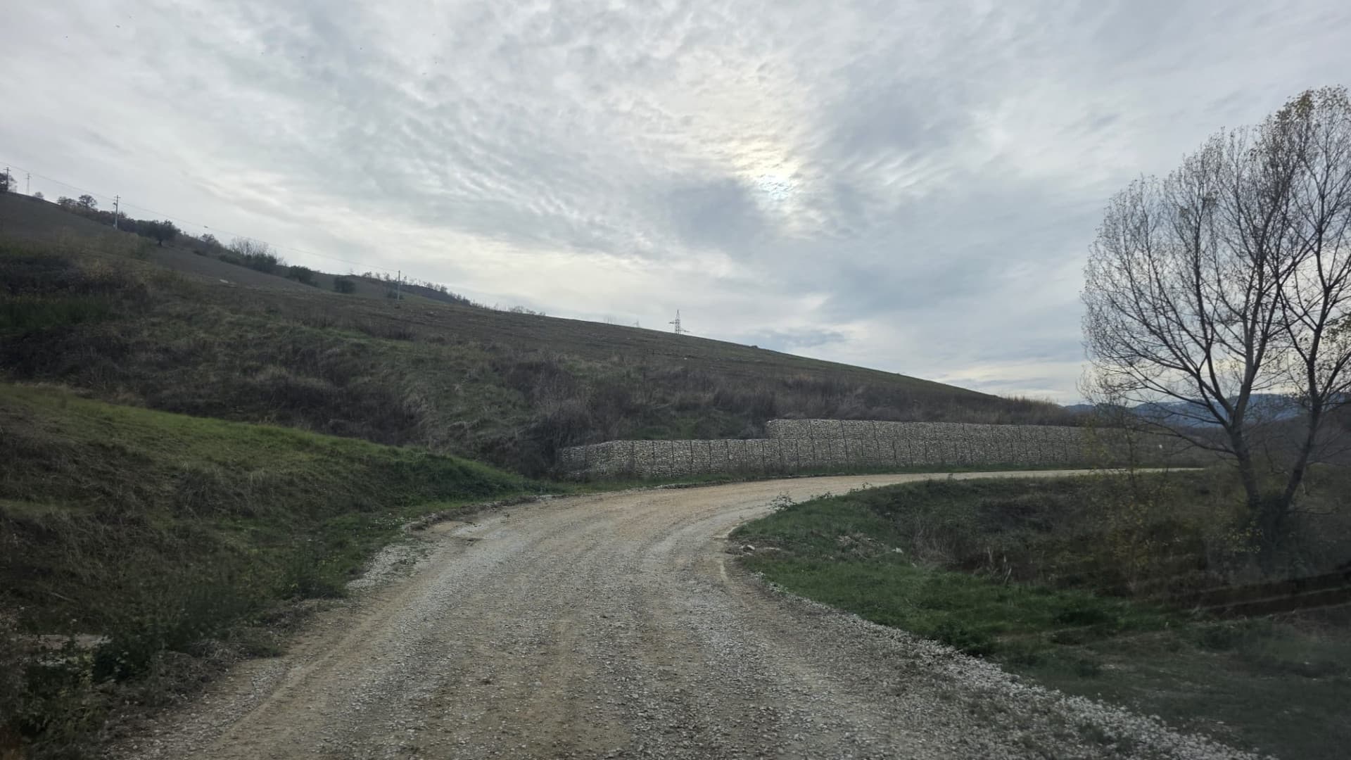 Una strada da asfaltare