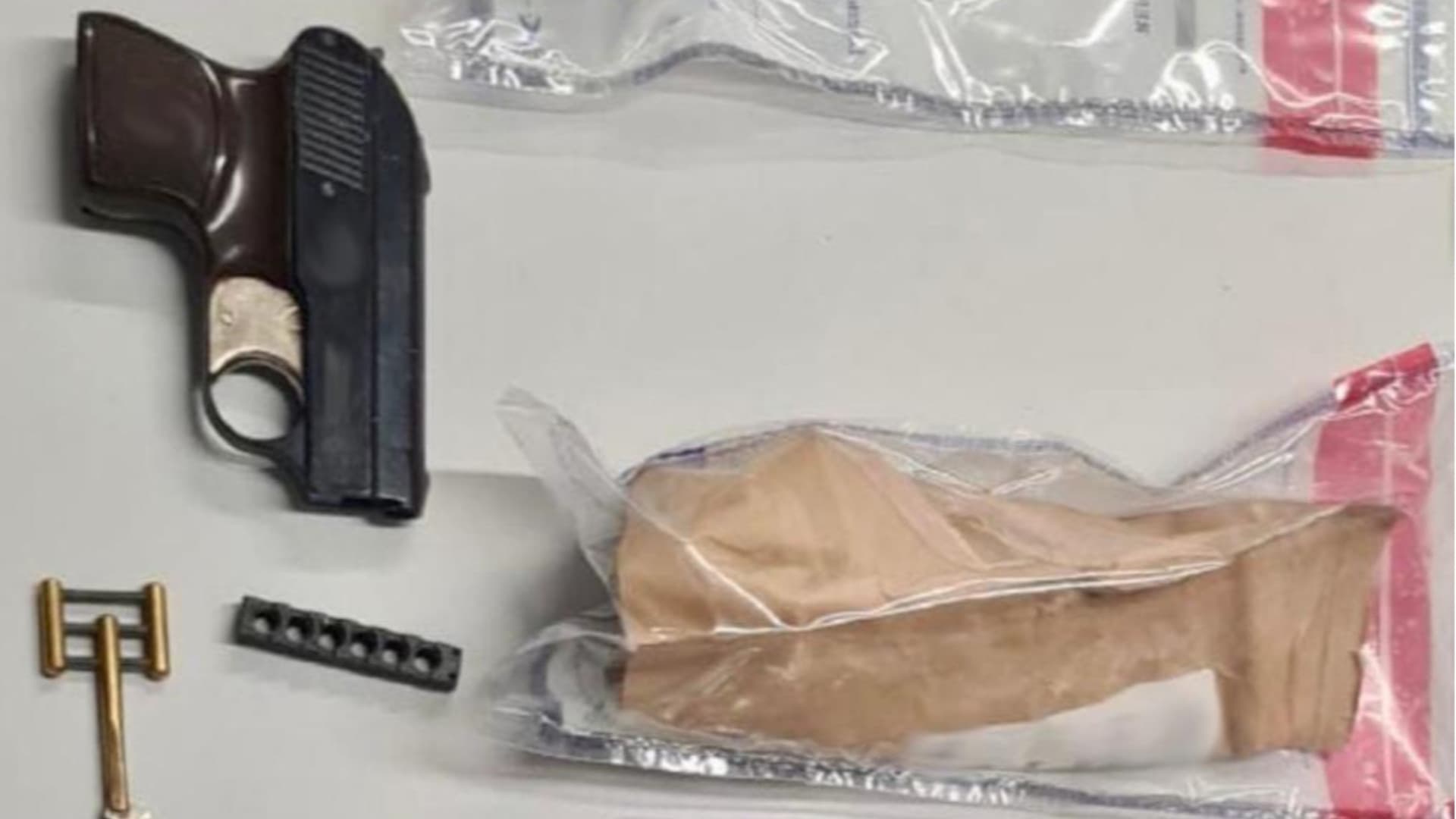 Forte odore dalla stanza: la polizia scopre droga e una pistola lancia razzi in un B&B di Pescara