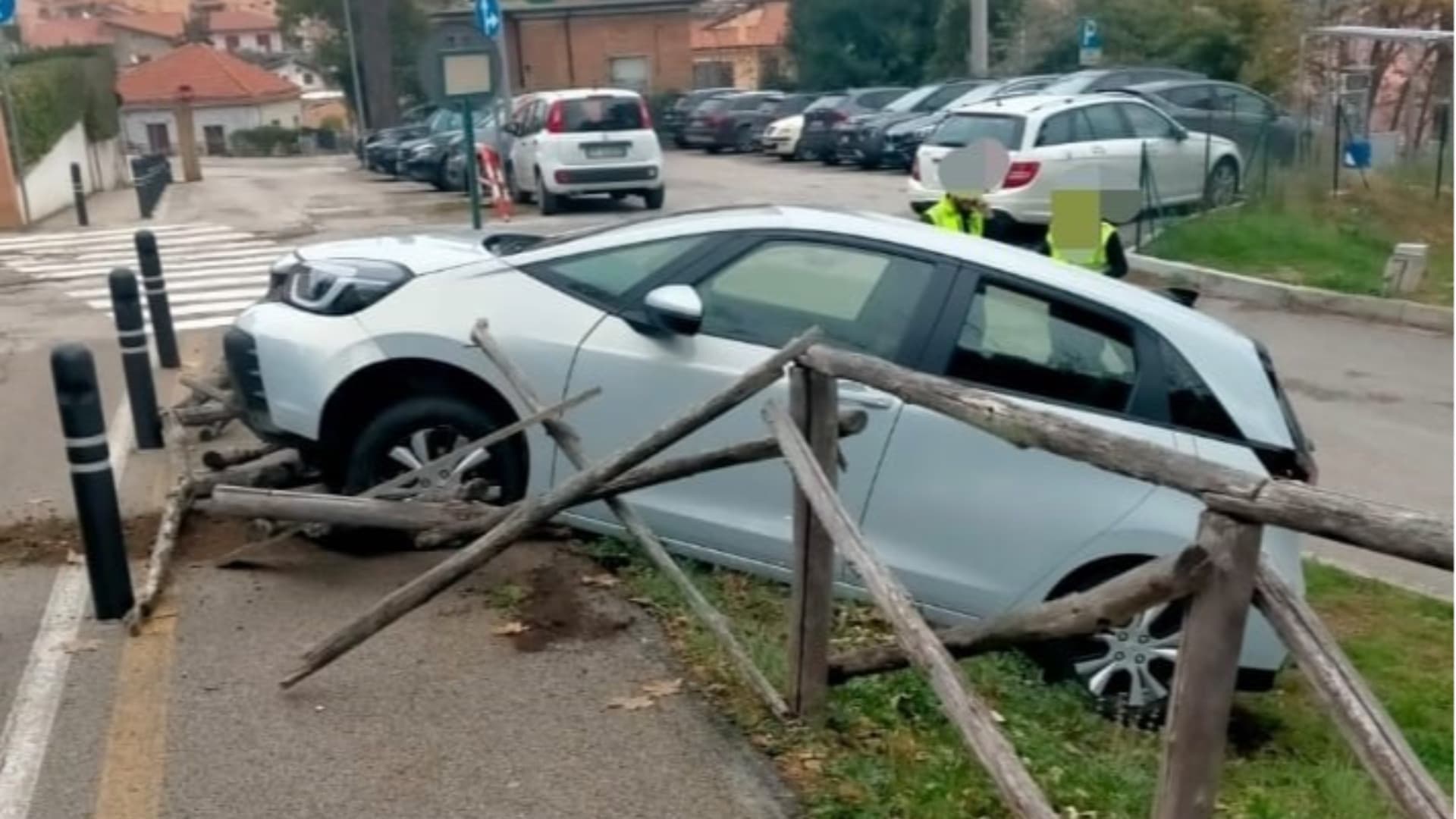 L'auto finita fuori strada