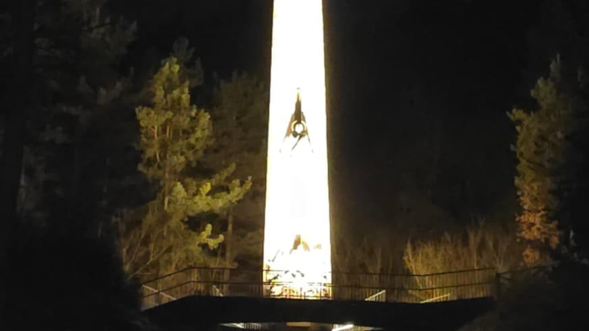 La stele del Salviano illuminata per Natale