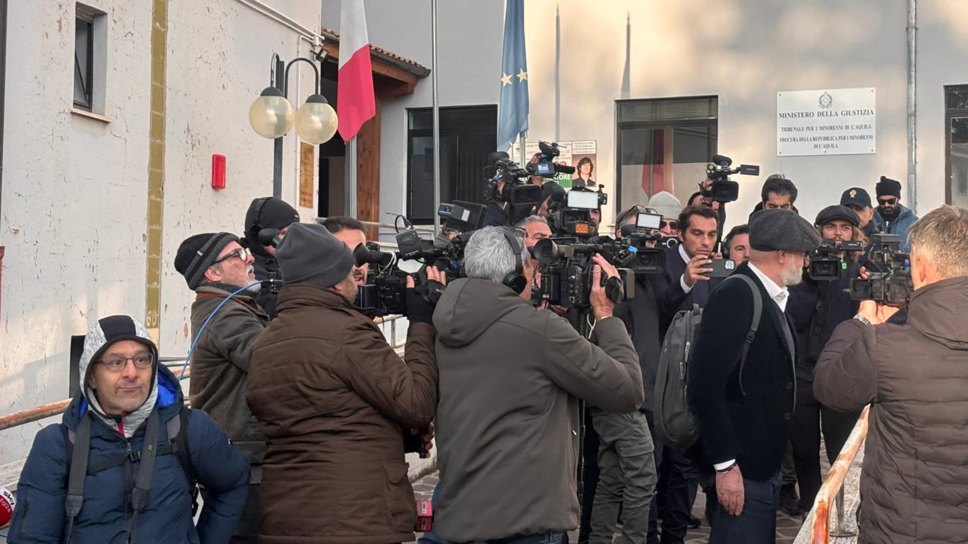 Fuori dal tribunale dei minori (foto Fabio Urbini/LaPresse)