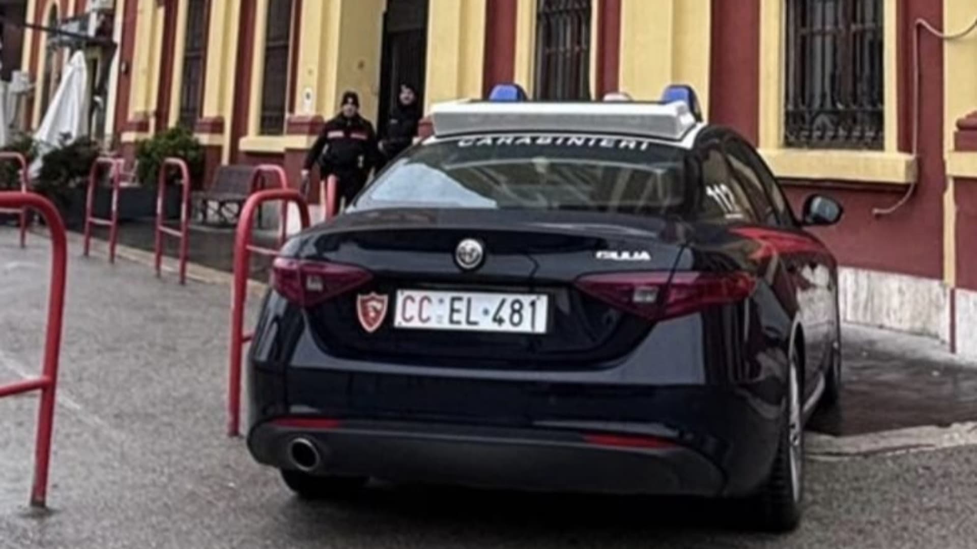 Carabinieri alla stazione a Teramo