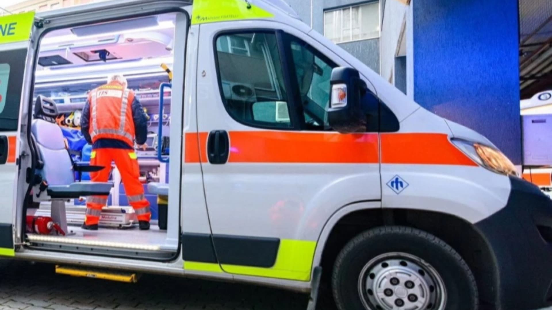 Un'ambulanza (foto d'archivio)