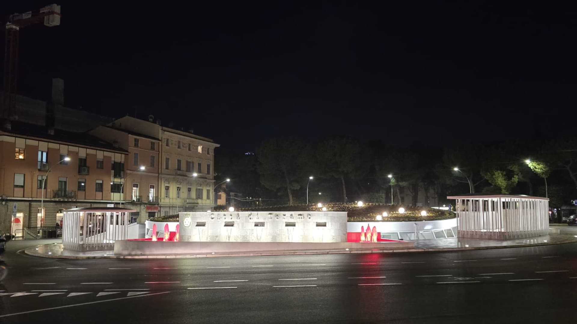 Natale a Teramo: il nuovo Ipogeo si accende con sfere luminose. Vi Piace?