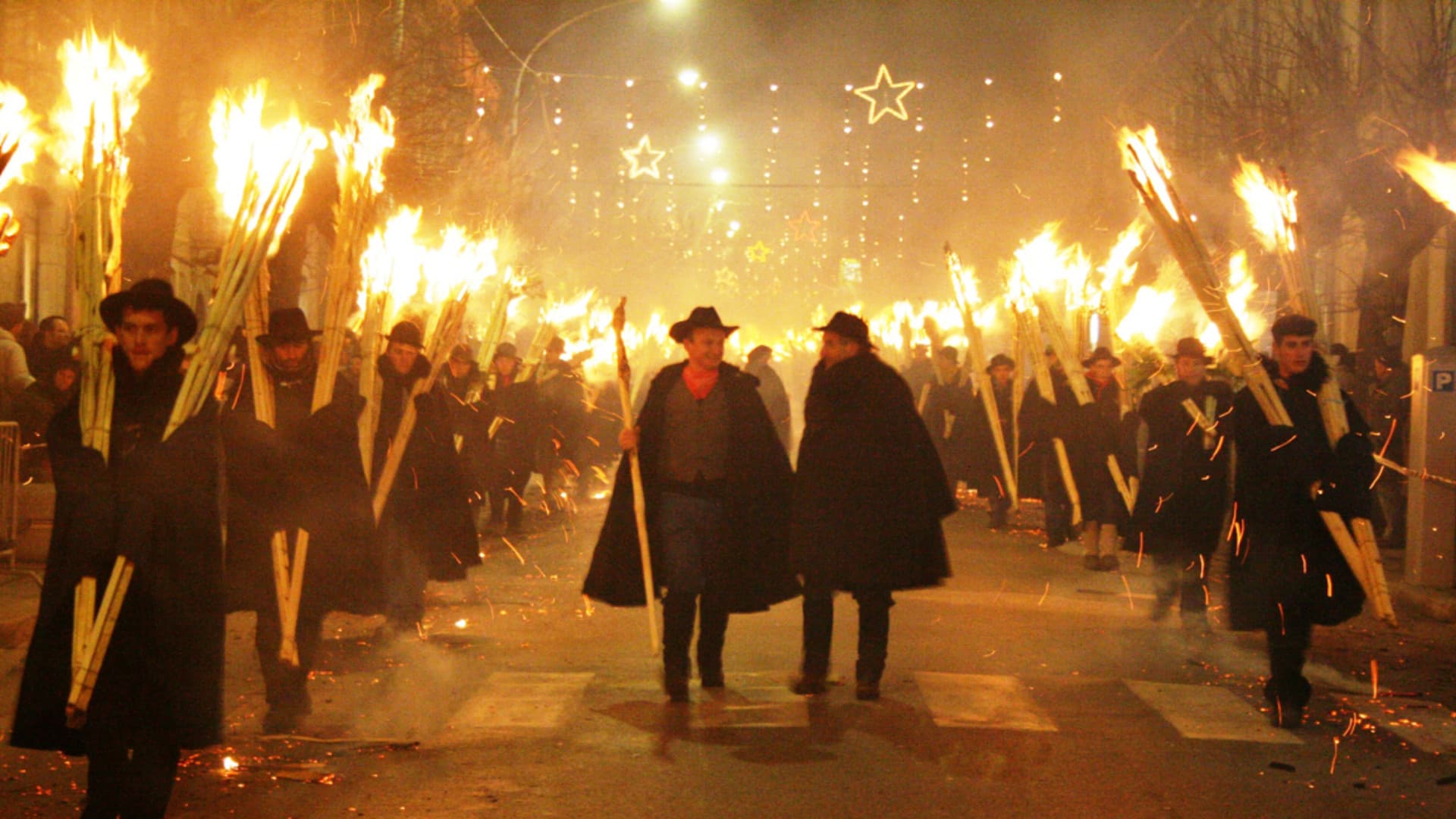 Agnone si accende con il "Fiume di fuoco": 26 comuni in marcia, c'è anche l'Abruzzo - Il rito, le ’ndocce e la magia