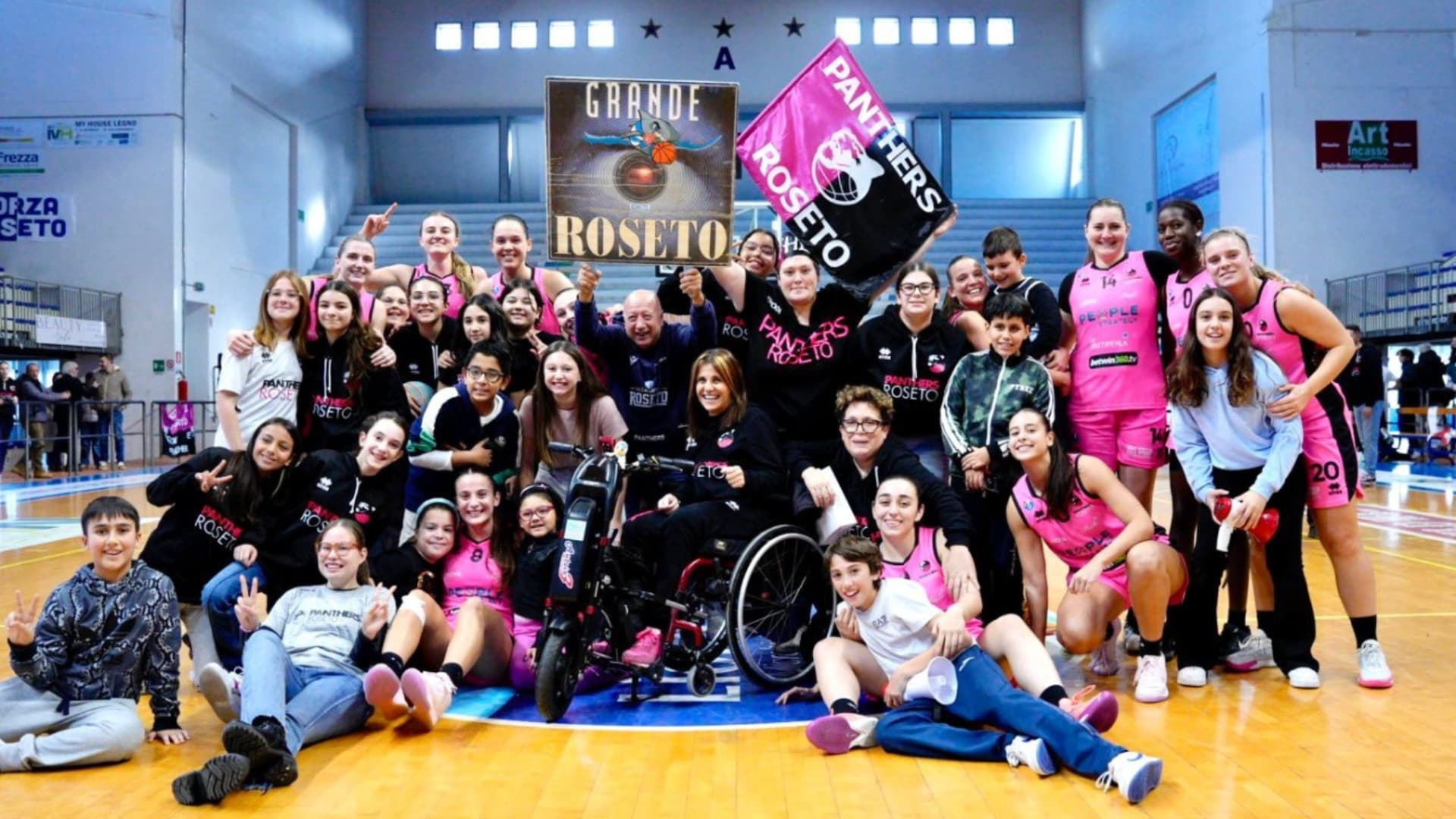 La foto di rito dopo la vittoria (Da Fb: Panthers Roseto)