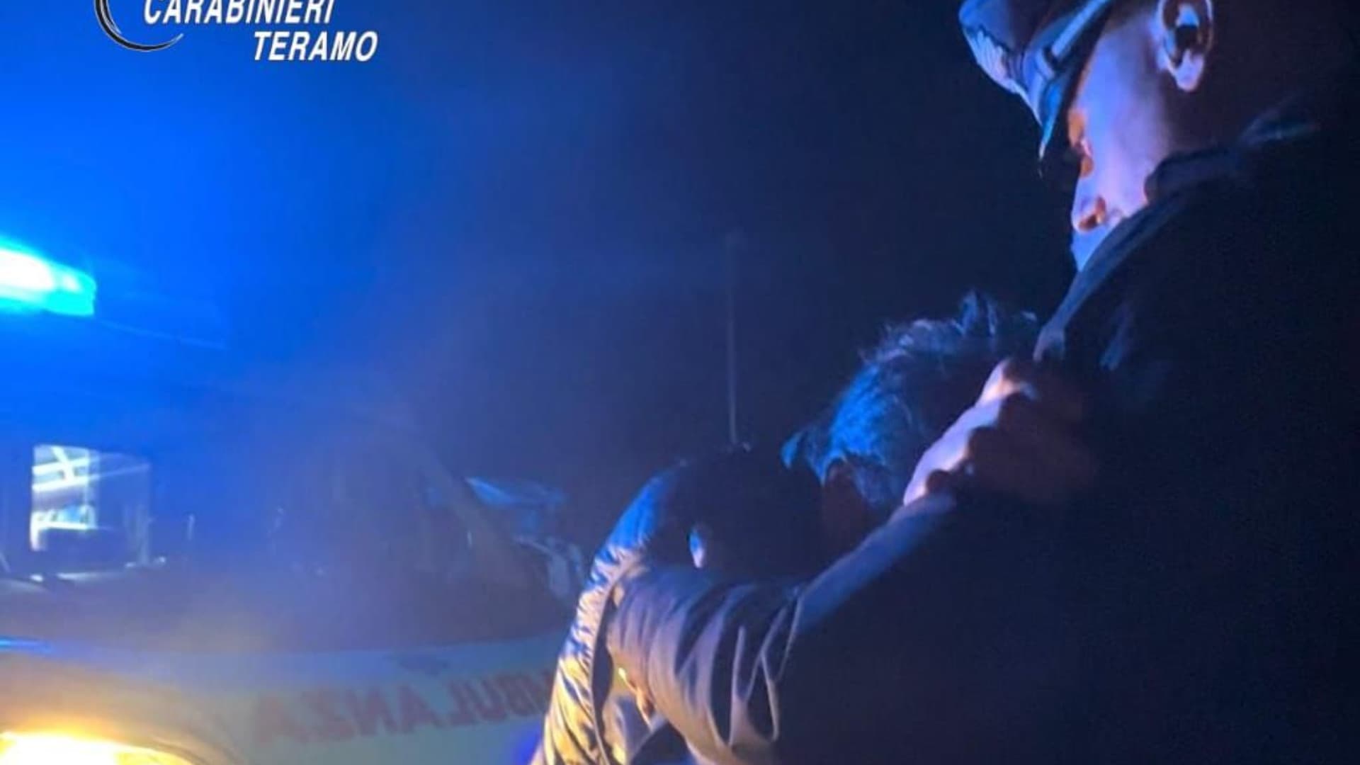 L'abbraccio del carabiniere con l'uomo salvato