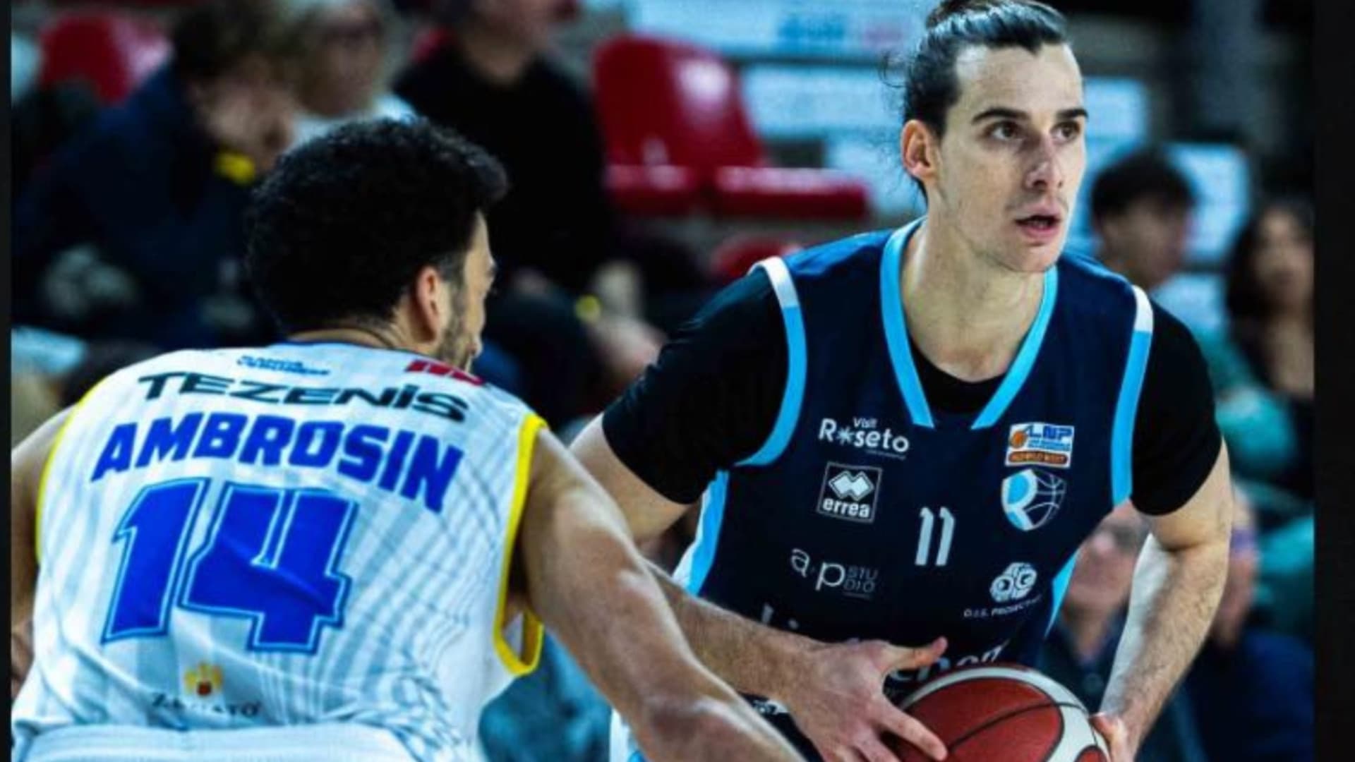 Un momento del match (Foto Fb: Pallacanestro Roseto)