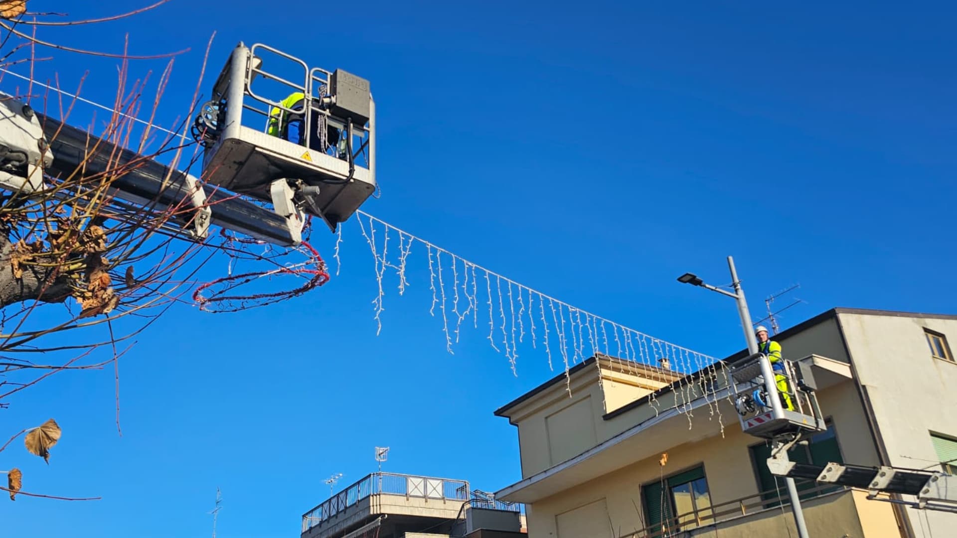 Il montaggio delle luminarie a Roseto
