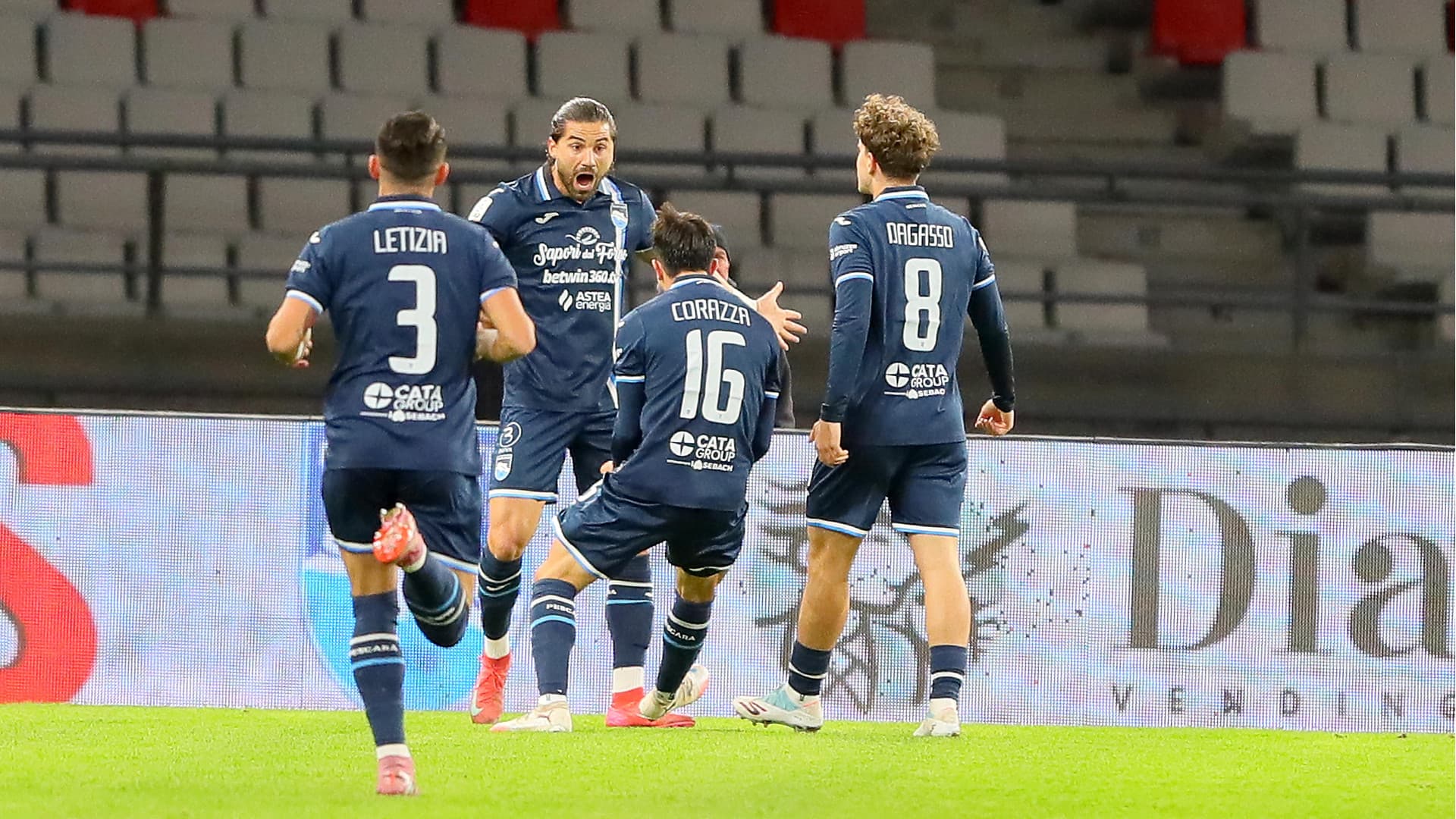 La gioia del Pescara dopo il gol a Bari