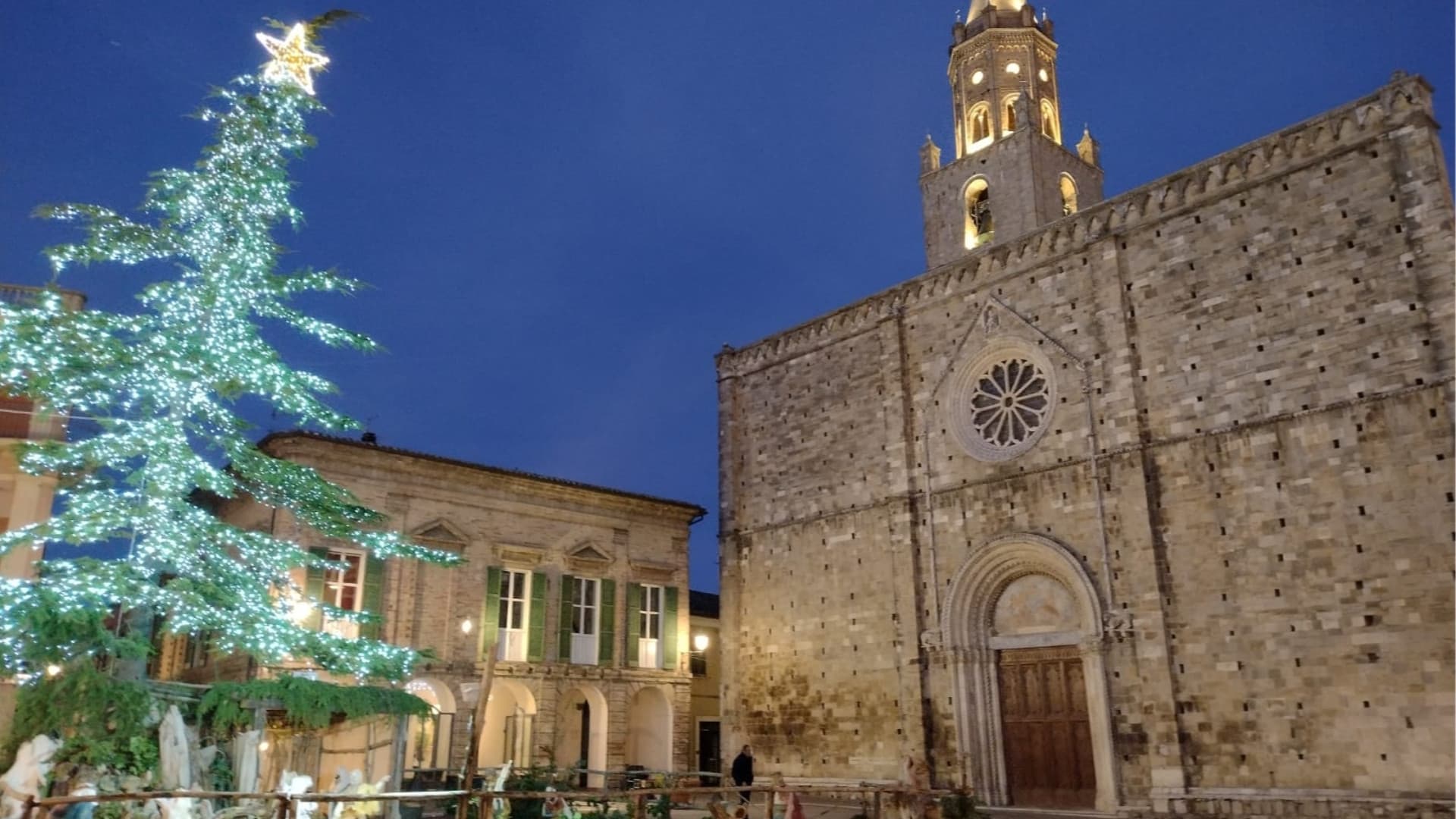 Il Natale in piazza Duomo nello scatto 2024