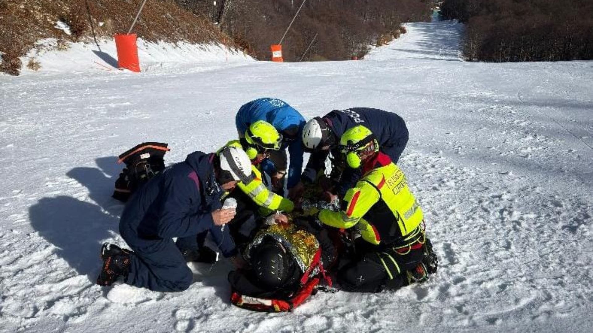 Uno dei soccorsi (foto Polizia)