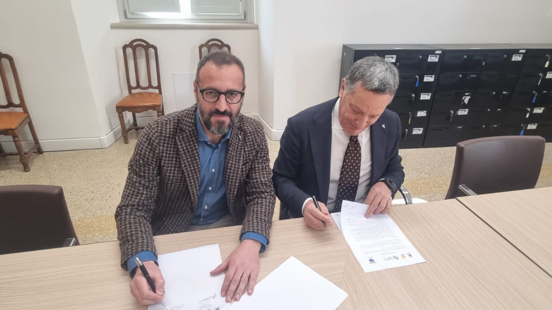 L'assessore comunale Fabrizio Taranta (a sinistra) e il presidente Cai, sezione L'Aquila, Ugo Marinucci