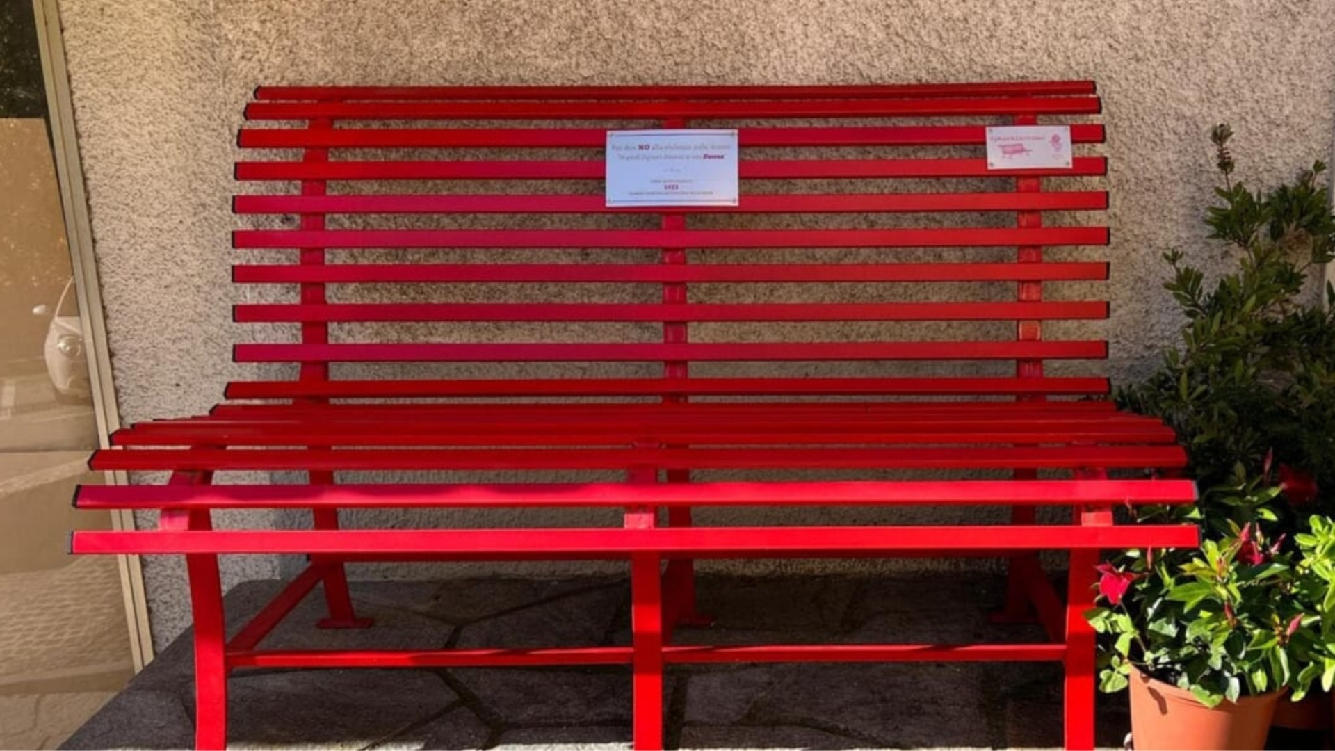 La panchina rossa della discordia