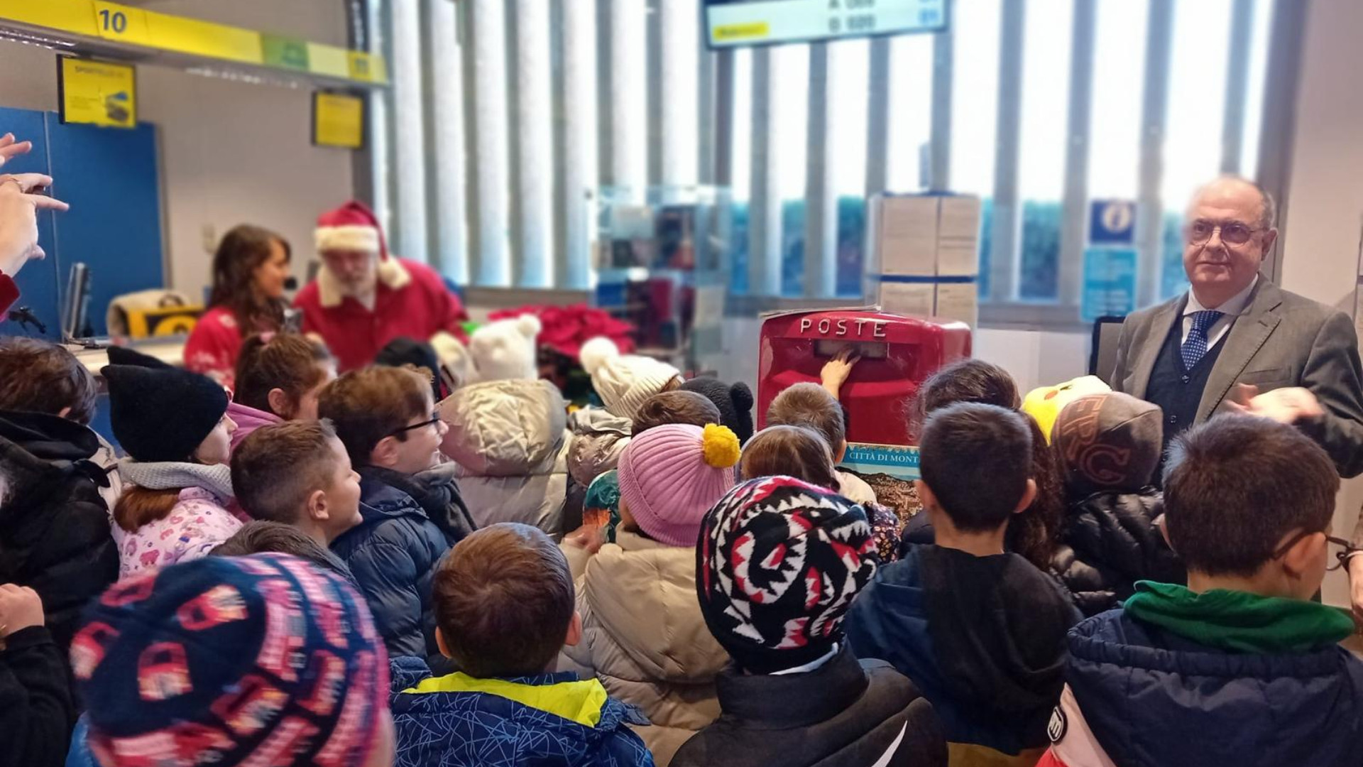 Le scolaresche con Babbo Natale