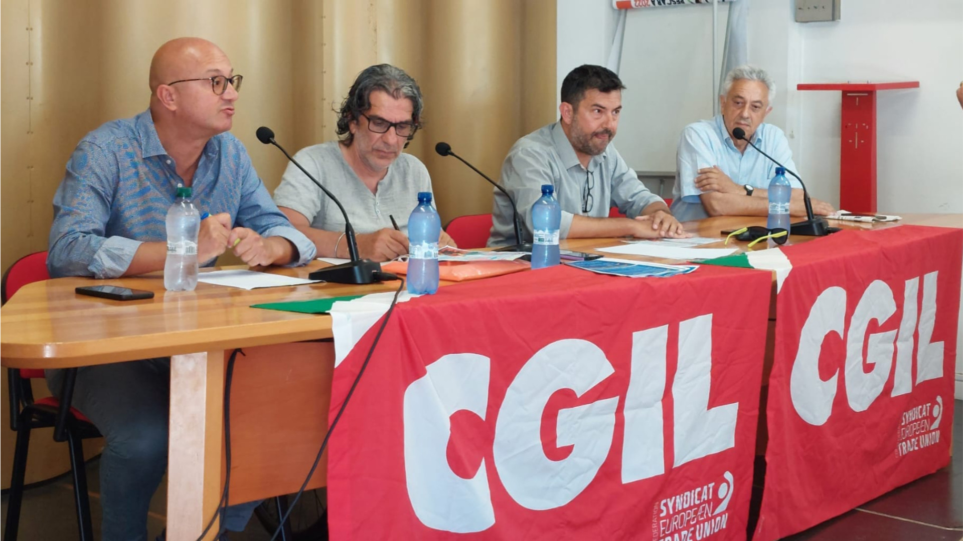 Il tavolo della conferenza stampa