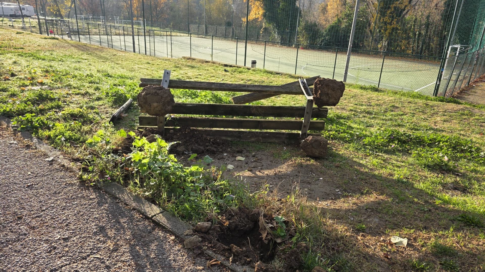 Una delle panchine distrutte