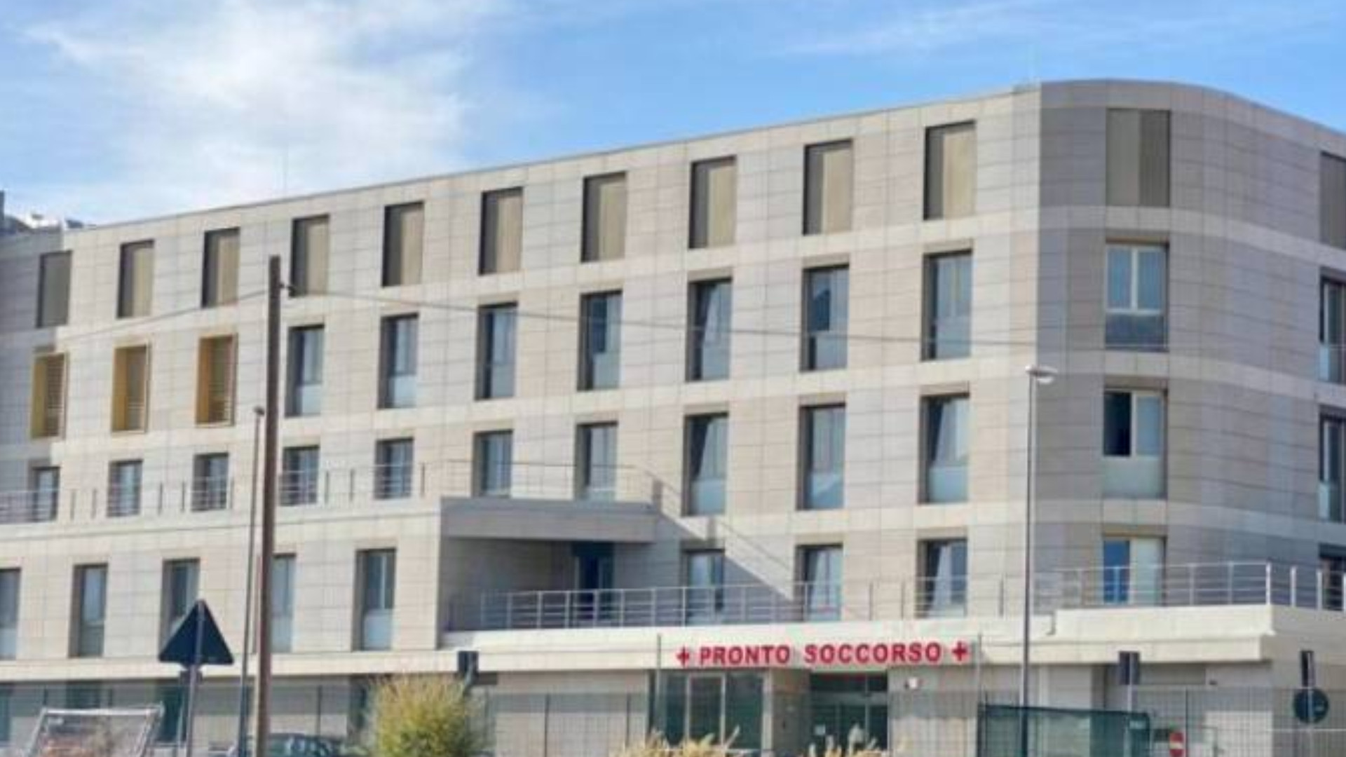 Sulmona, distrugge le porte del pronto soccorso dell’ospedale: giovane arrestato