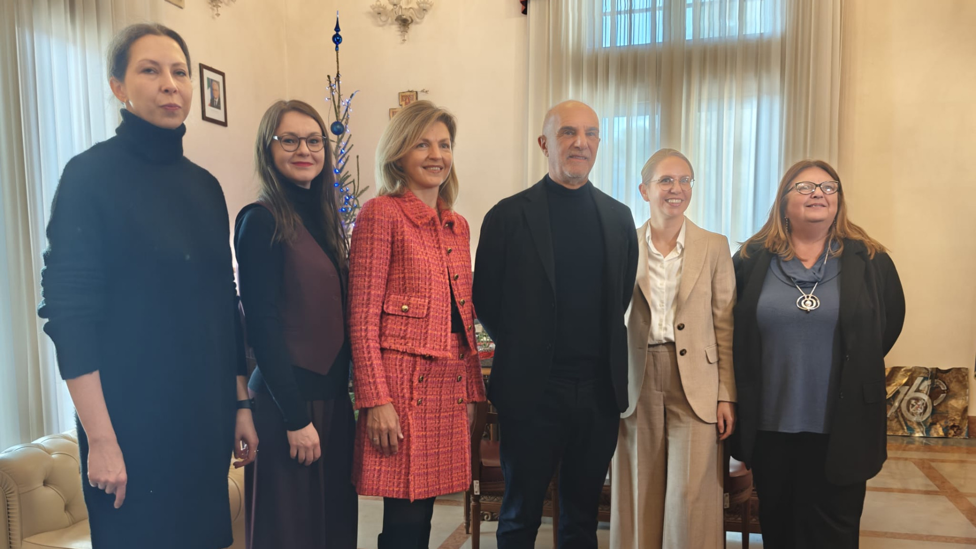 Vestita di rosso DALIA KREIVIENÉ, Ambasciatrice di Lituania in Italia, con la sua delegazione alla presenza del sindaco Carlo Masci e dell'assessore alla Cultura Maria Rita Carota