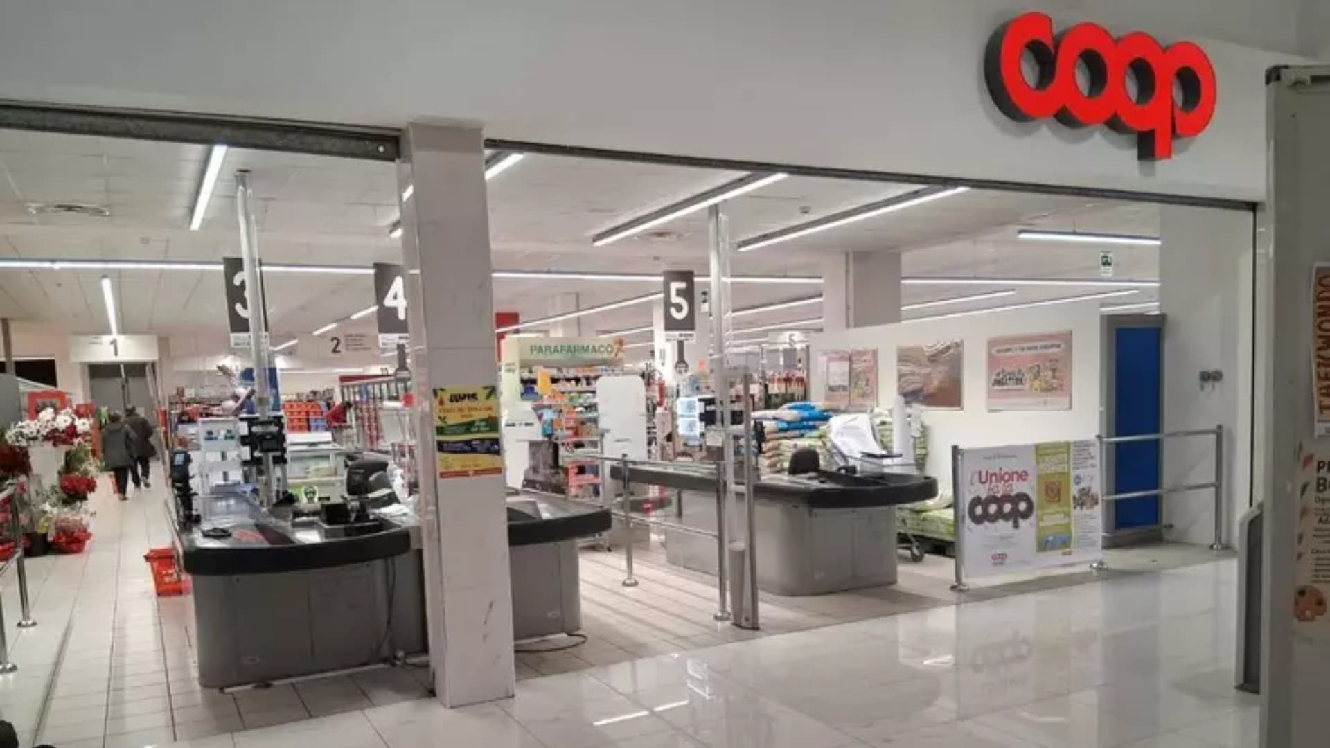 L'interno di un supermercato Coop