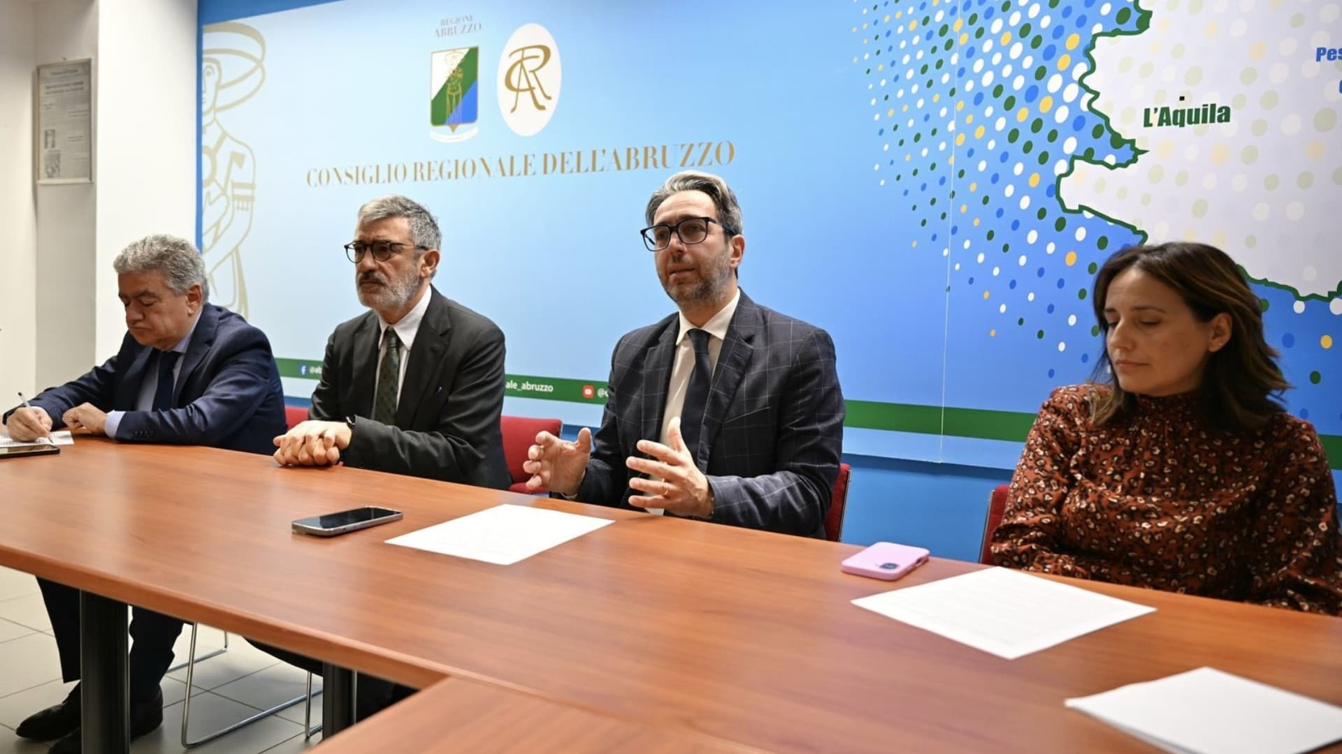 Da destro Enio Pavone (consigliere regionale), Luciano D’Amico (consigliere regionale), Mario Nugnes (Sindaco Roseto degli Abruzzi), Gabriella Recchiuti (presidente consiglio comunale Roseto degli Abruzzi)