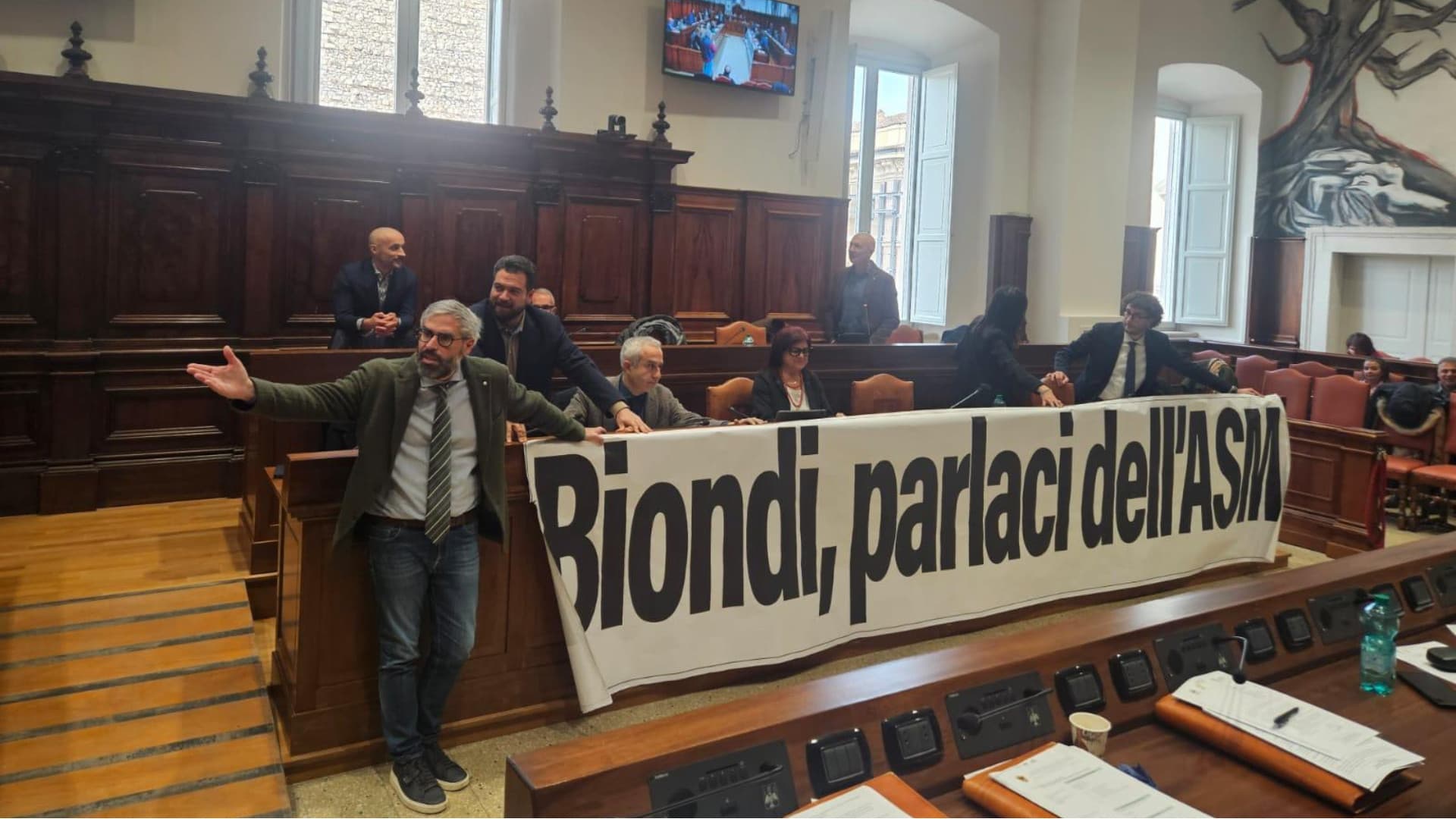 L'Aquila, l'opposizione in consiglio comunale: «Su Asm il sindaco Biondi scappa dal confronto mentre l’azienda affonda»
