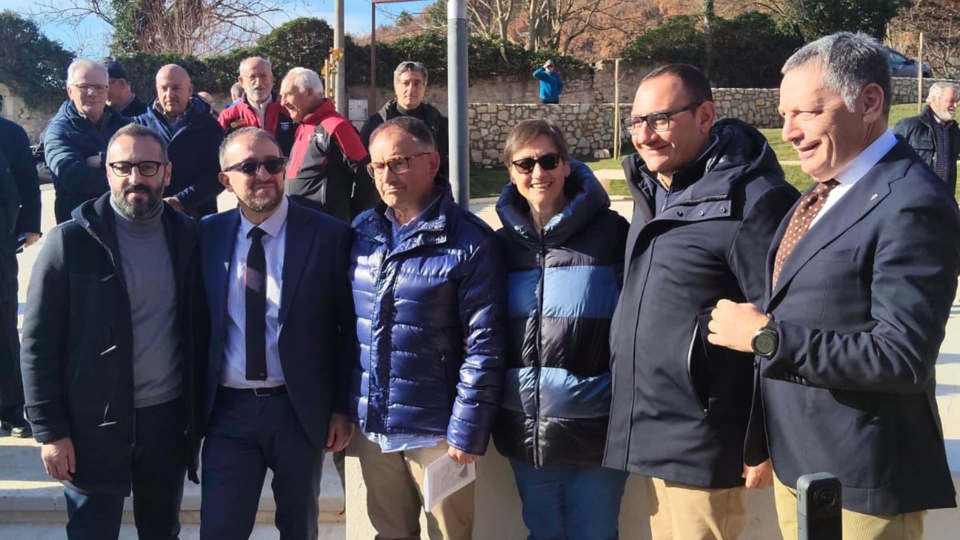 Da sinistra, l'assessore comunale Taranta, il sindaco Biondi, i figli di Dario Torpedine, l'assessore regionale Imprudente e il presidente del Cai L'Aquila Marinucci