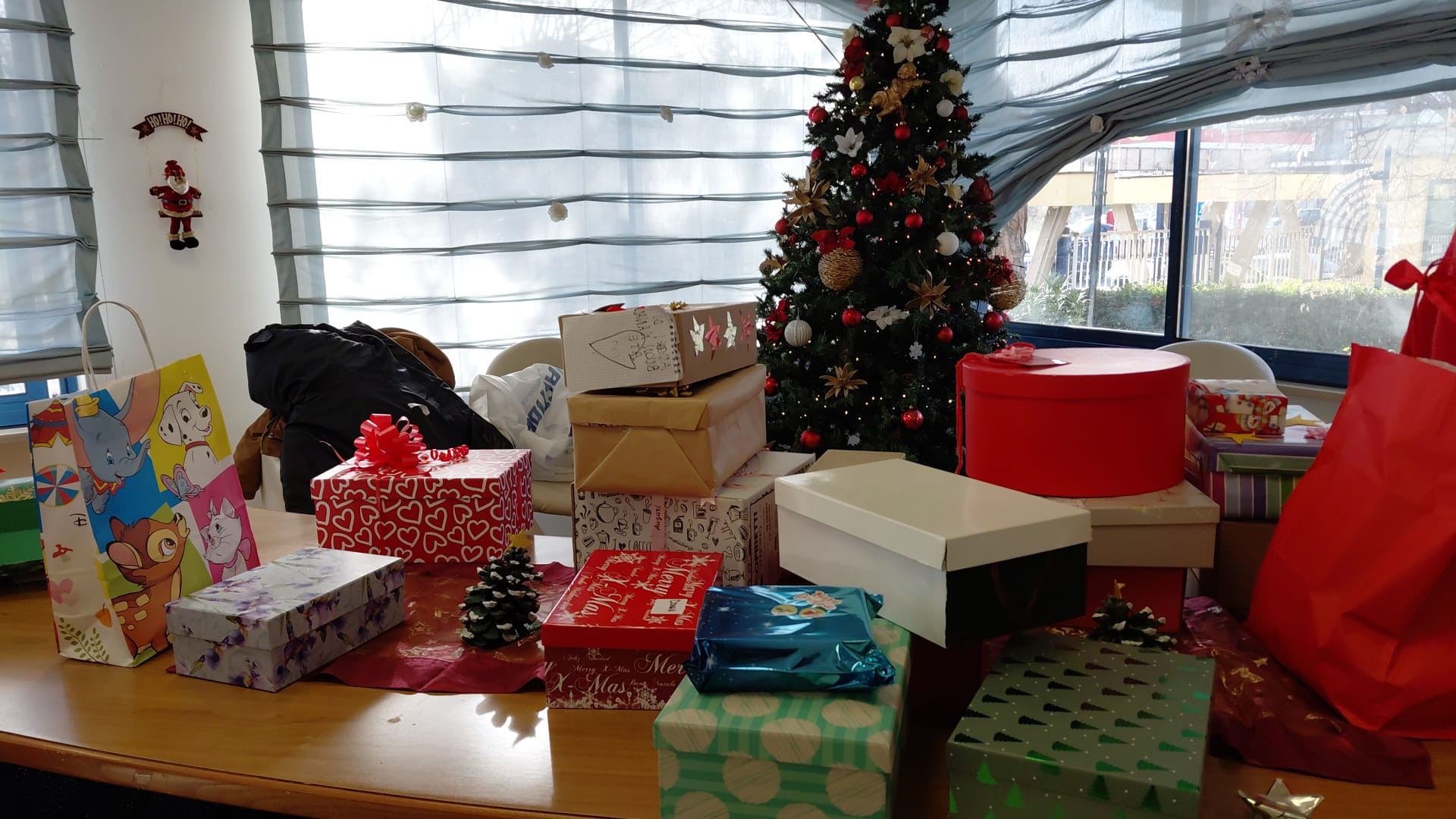 Quando i bambini incontrano gli anziani è subito Natale...