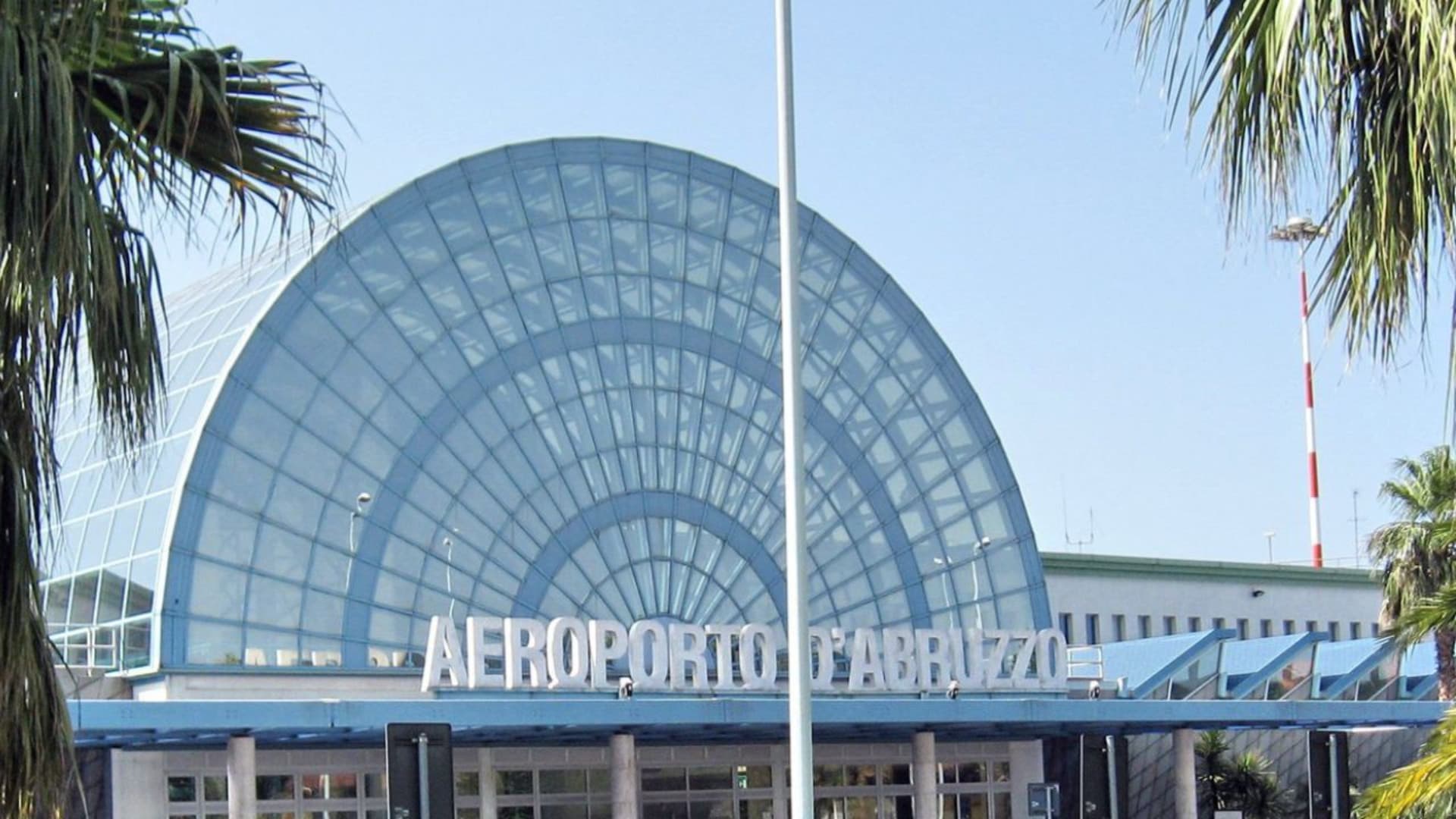 Aeroporto d’Abruzzo e voli dirottati, Saga: «Basta con le false spiegazioni, ecco il vero motivo»