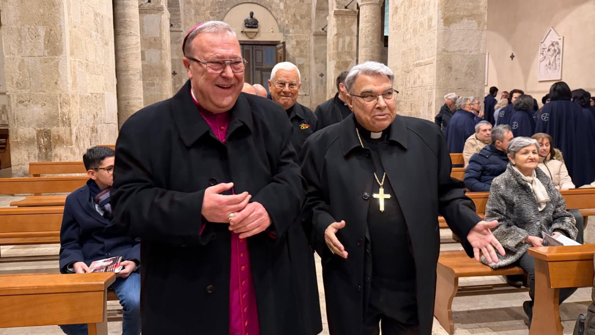 Il cardinale Semeraro (a destra) e il vescovo Leuzzi