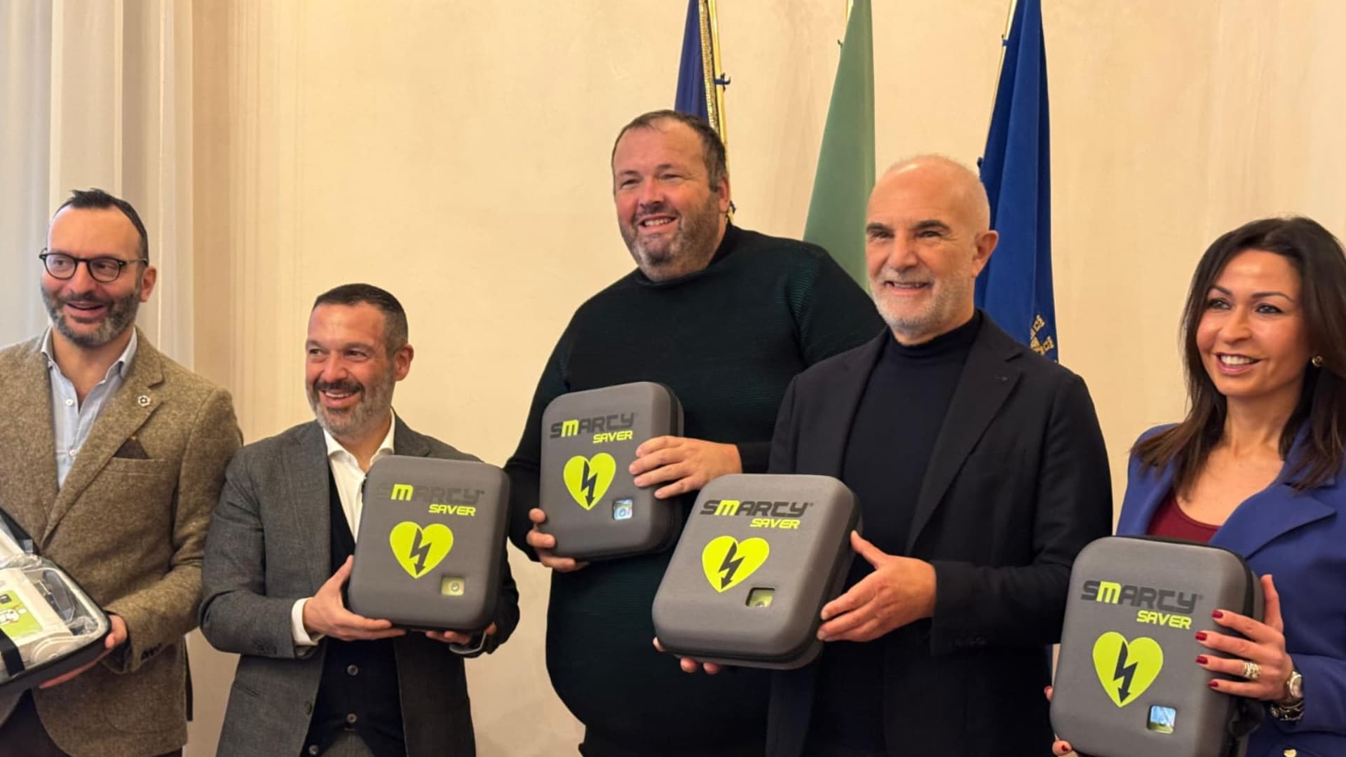Da sinistra Guarracini (cardiologo), Lorenzo Sospiri (presidente Consiglio regionLW), Luca Cardano (imprenditore), Carlo Masci (sindaco di Pescara), Patrizia Martelli (assessore Sport Comune Pescara)i