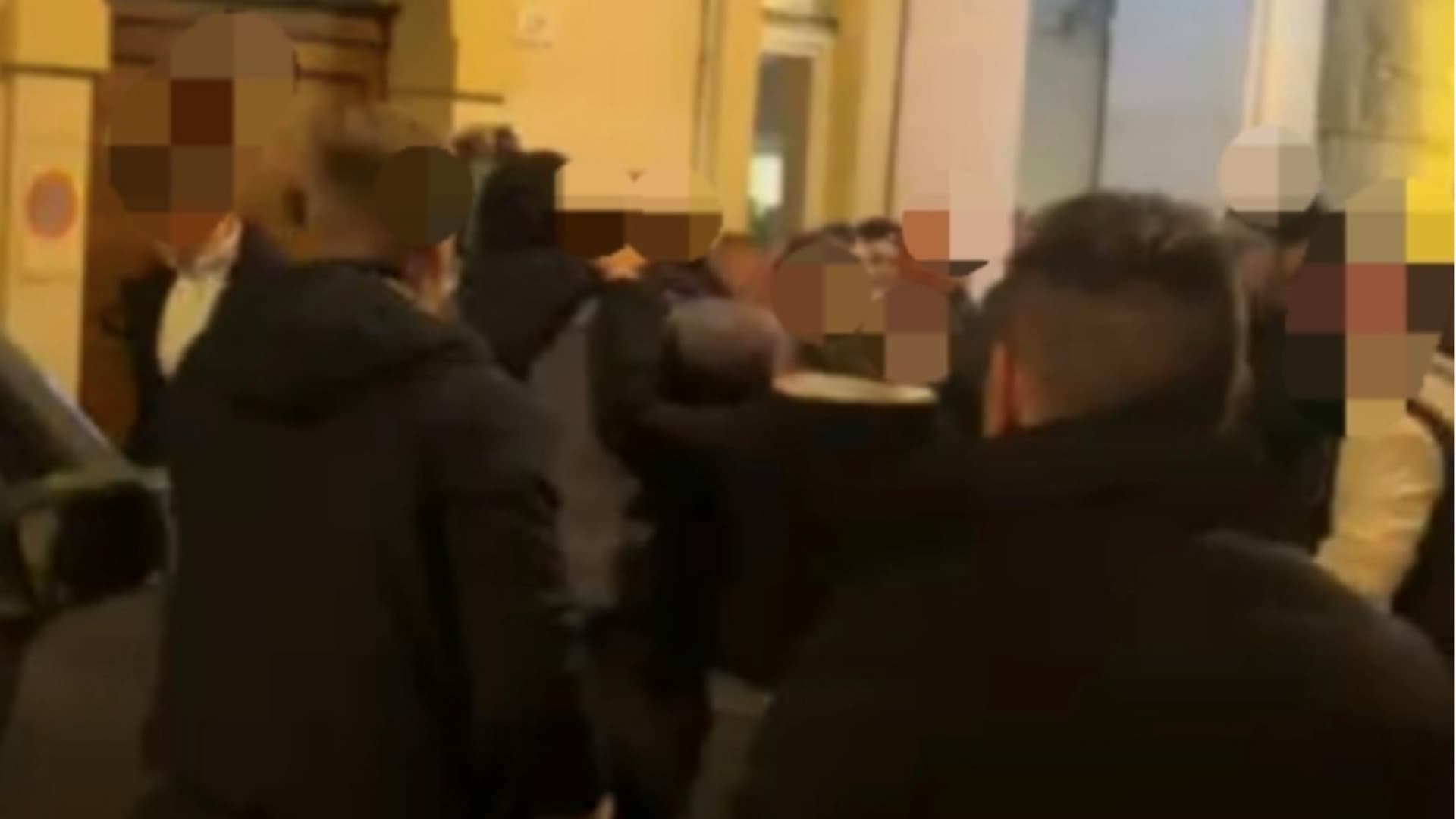Teramo, scoppia la rissa in pieno centro