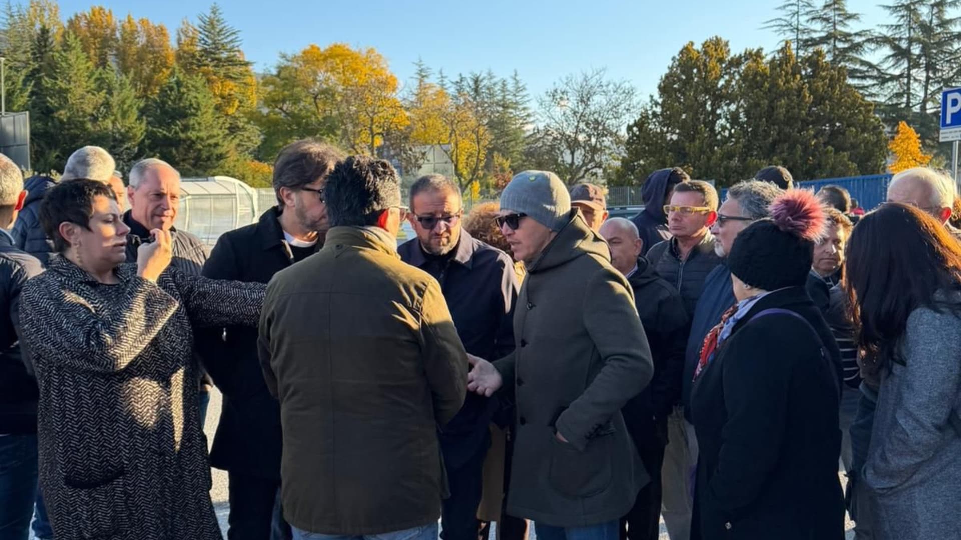 Dipendenti dell'Aura davanti ai cancelli, insieme al sindaco e i sindacati in una precedente protesta