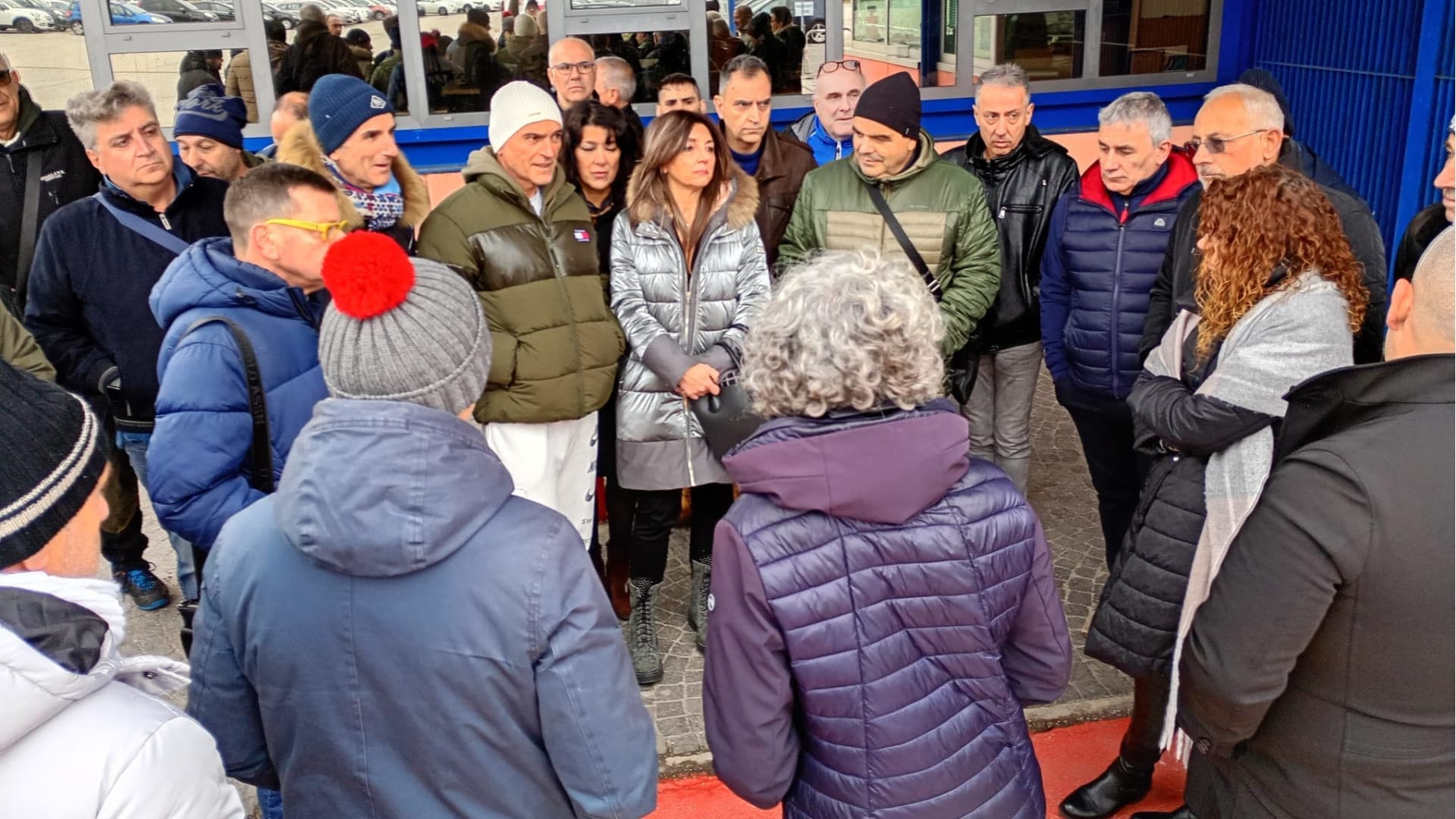 Lavoratori Aura in assemblea davanti alla fabbrica
