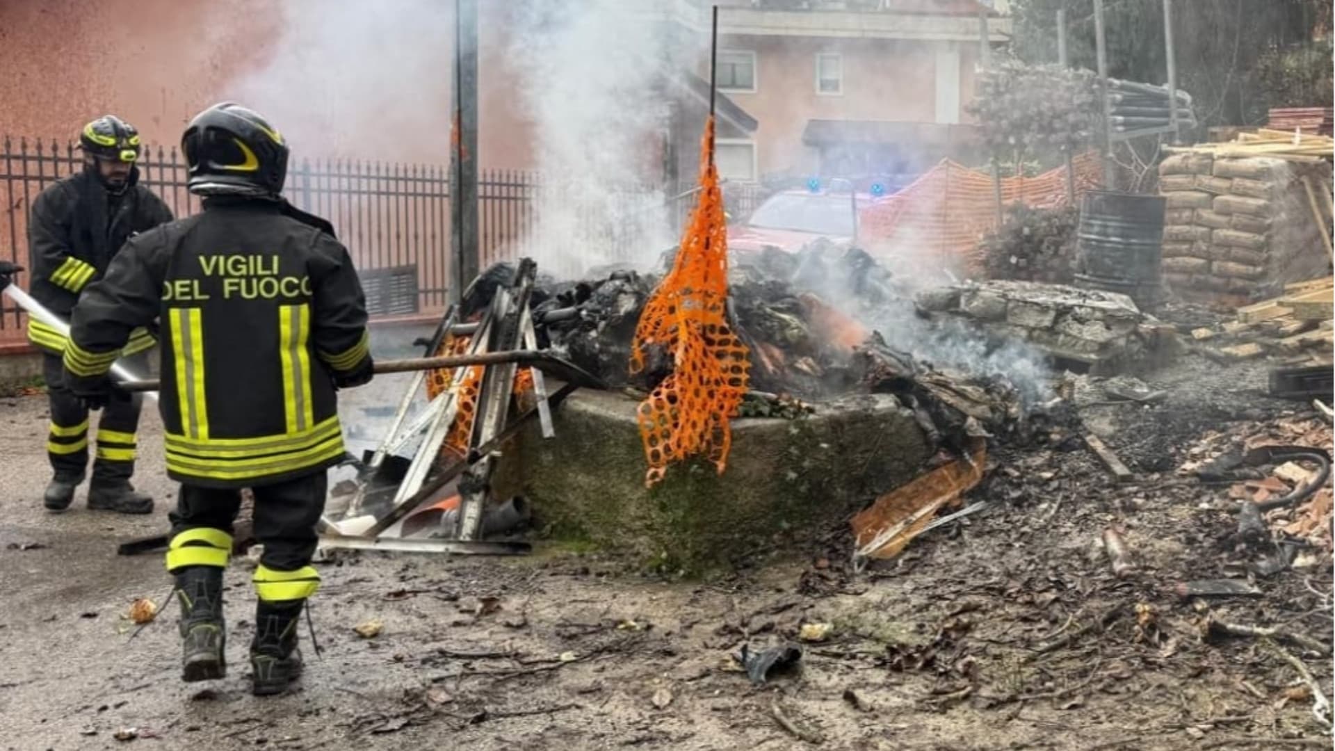 Teramo, a fuoco materiale laterizio