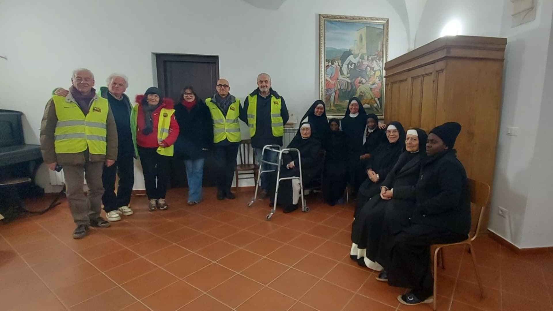 I volontari insieme alle monache