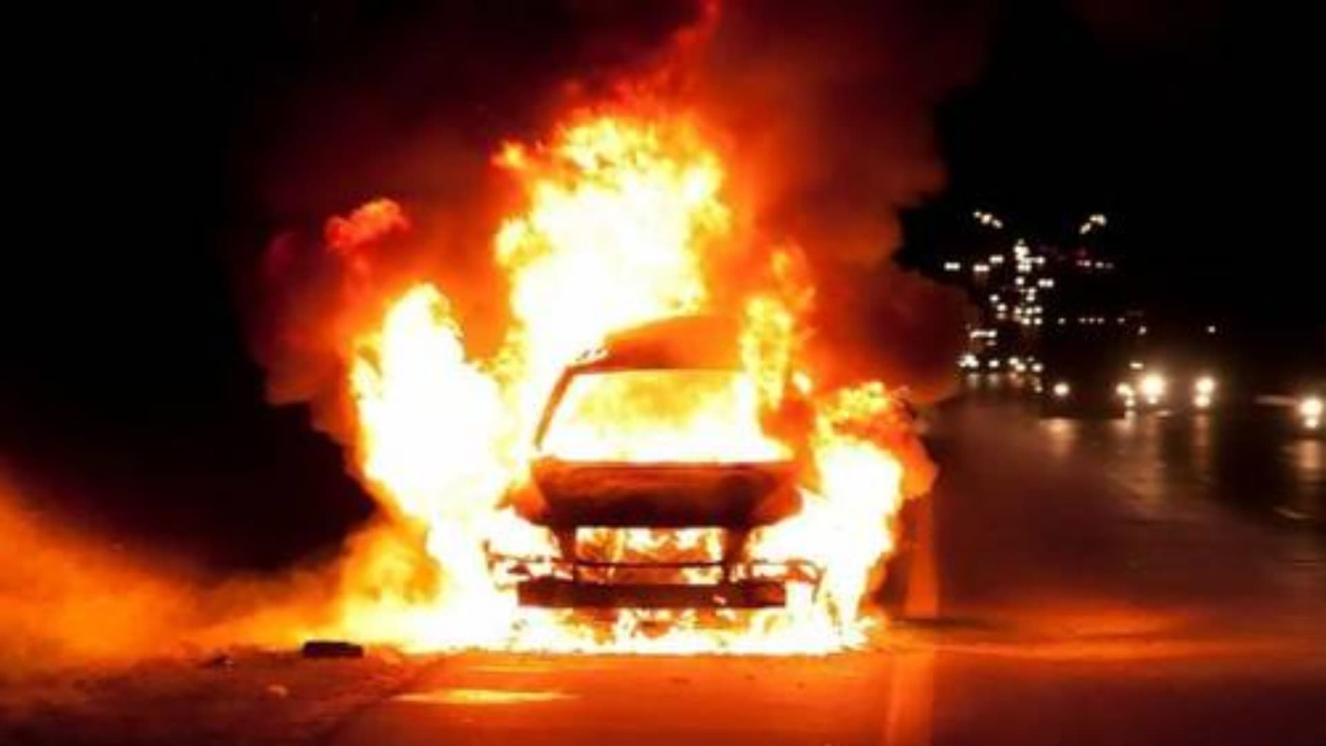 Auto in fiamme (foto d'archivio)