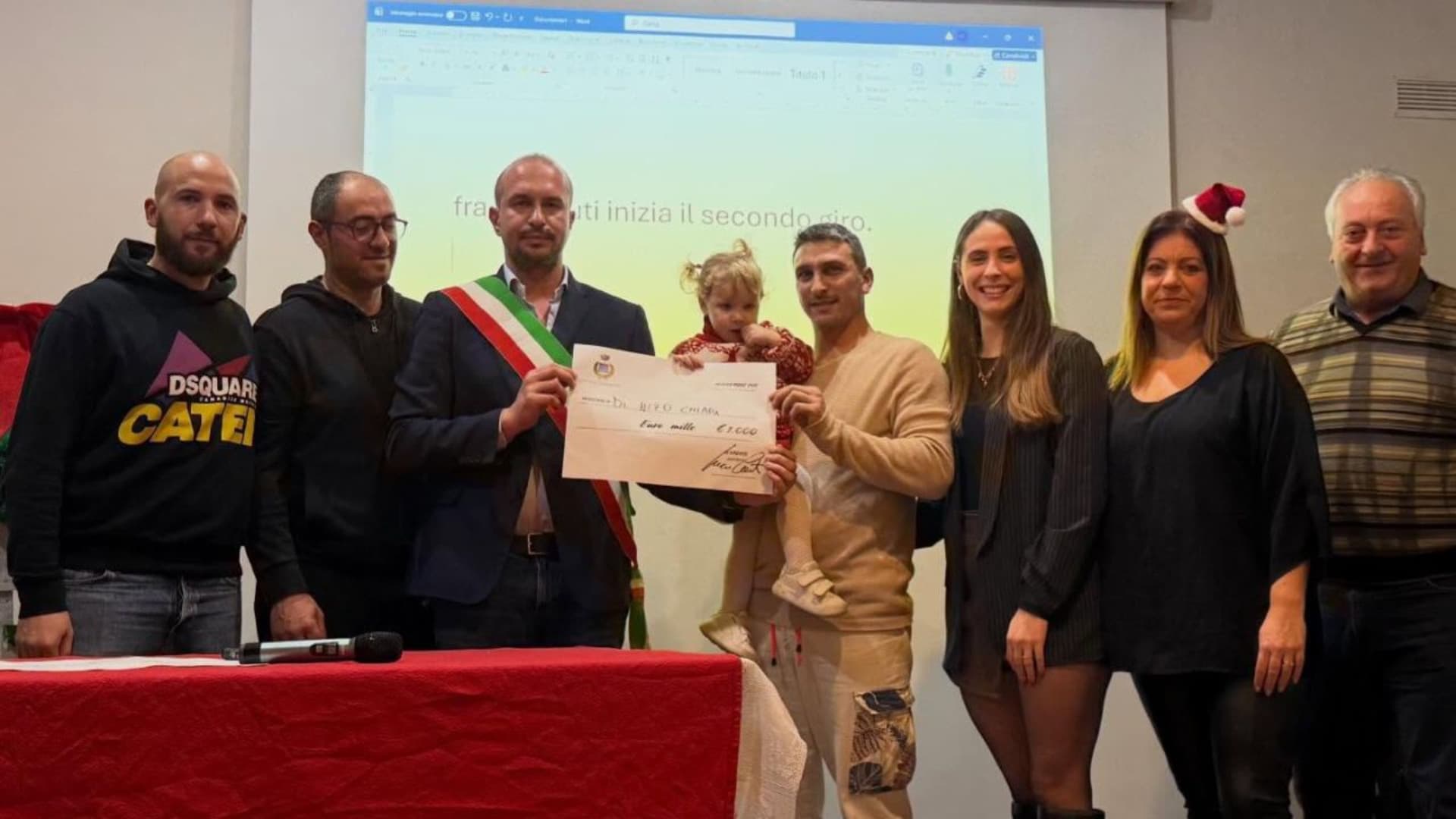 Il sindaco consegna l'assegno