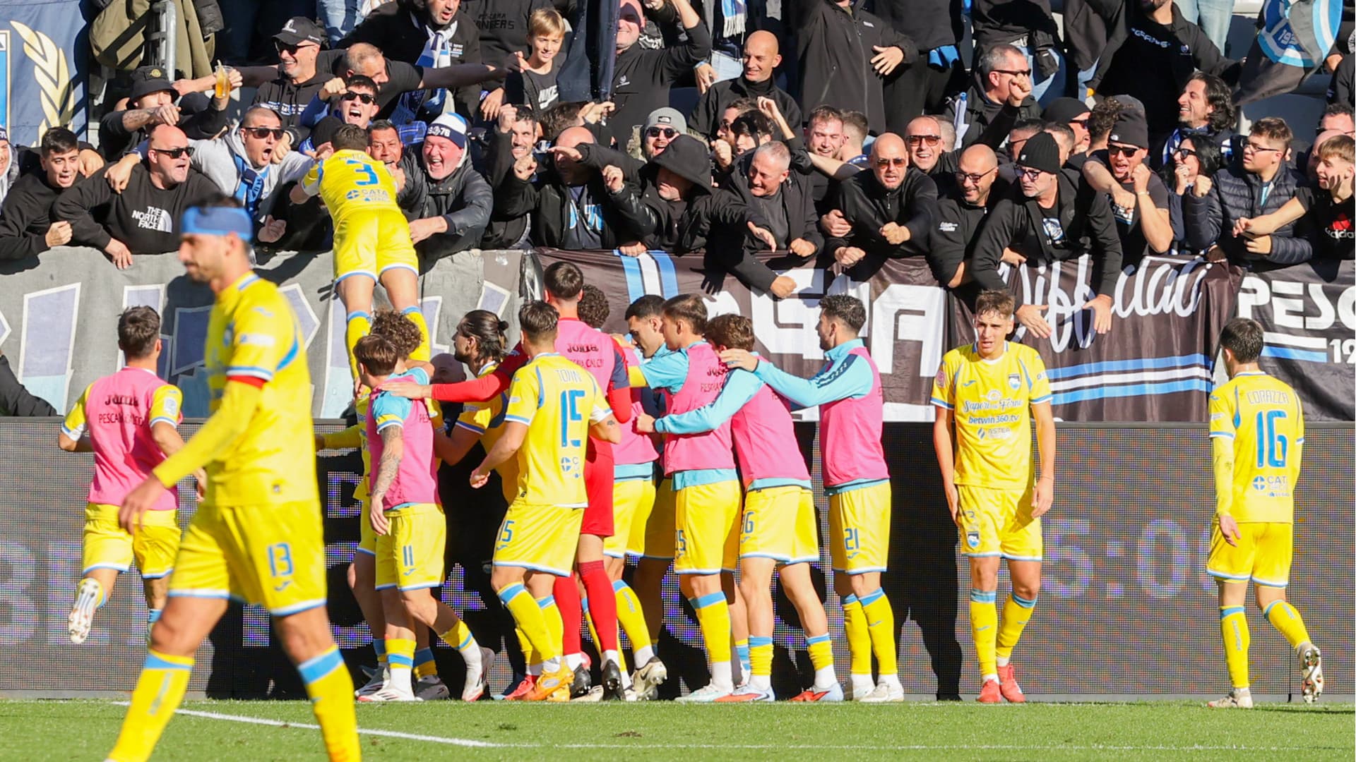 Matteo Dagasso festeggiato dopo il gol