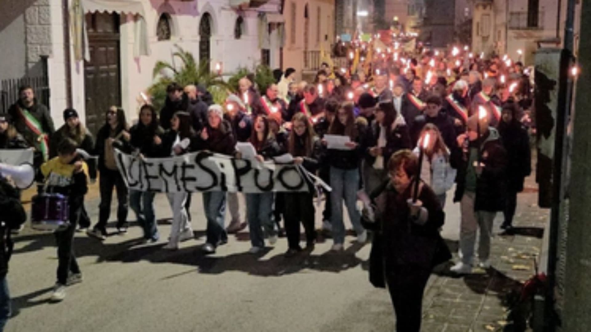 Un momento della fiaccolata