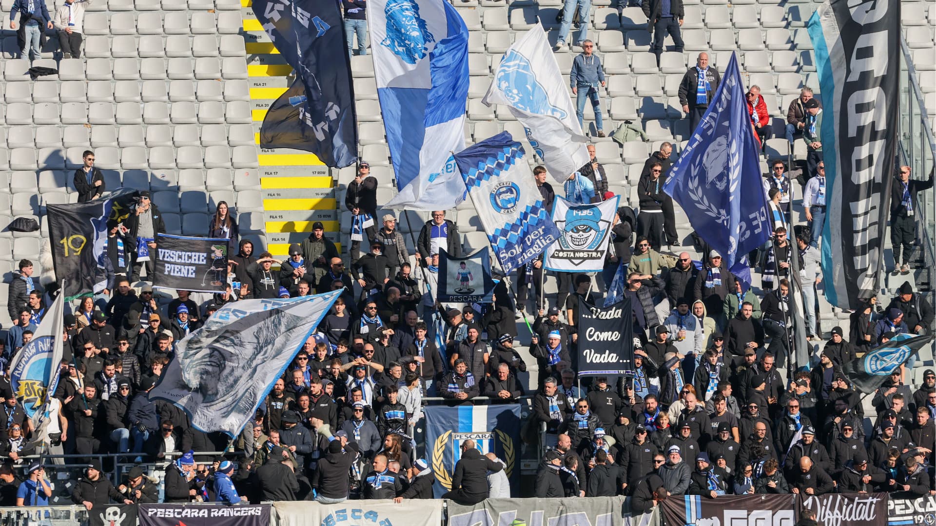 I tifosi del Pescara a Spezia: gli sportivi biancazzurri attendono novità dal mercato