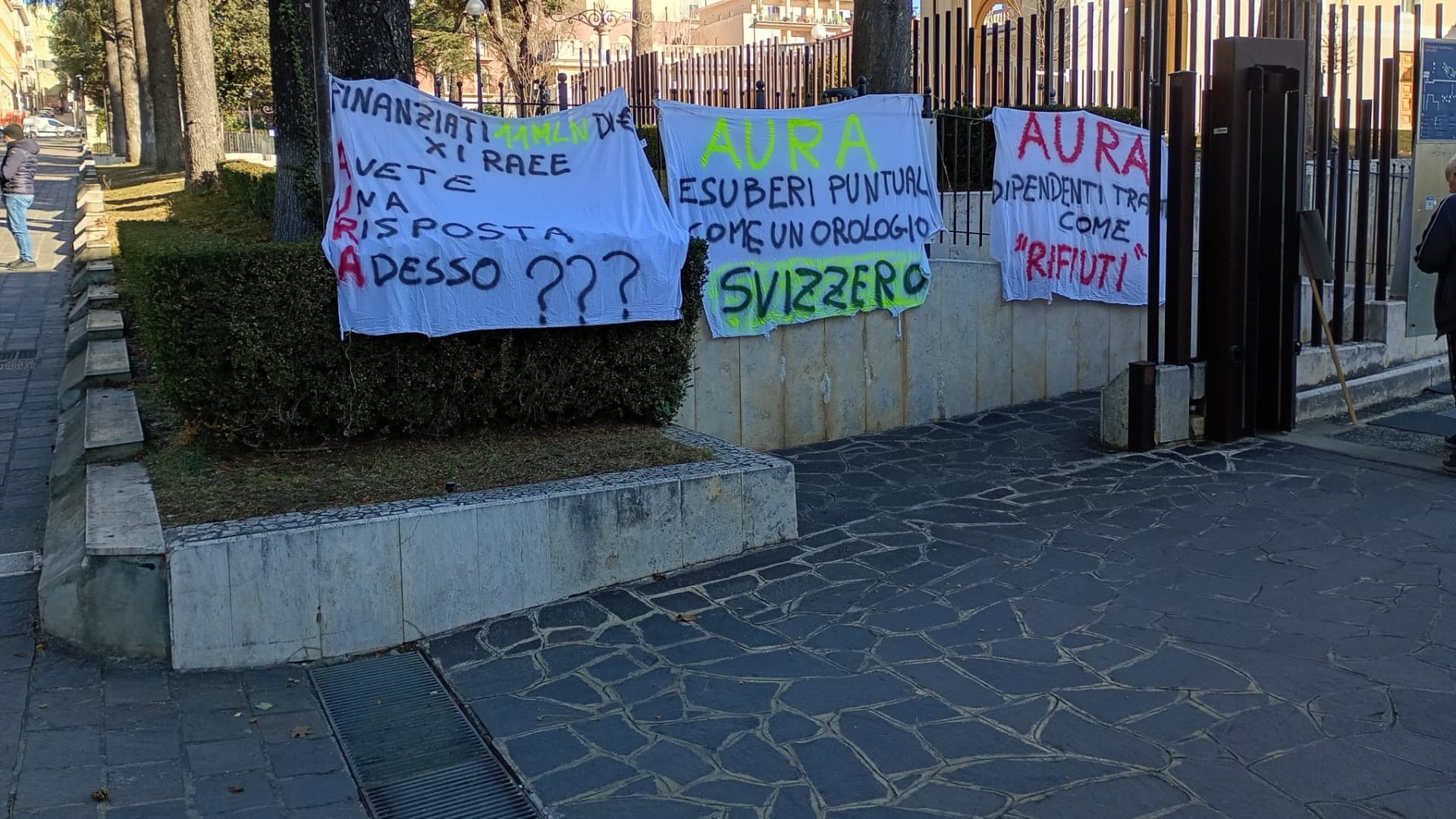gli striscioni fuori la Regione Abruzzo