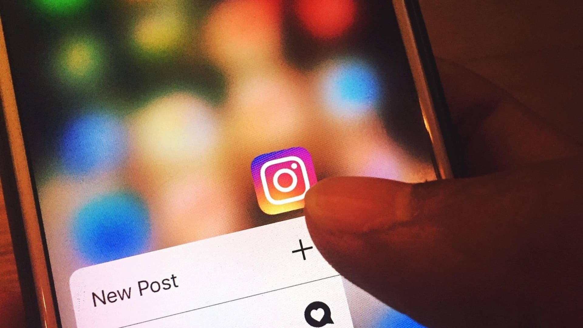 Fake news: Socialcom, l’AI rende il falso credibile e nel 2025 conquista Instagram e TikTok
