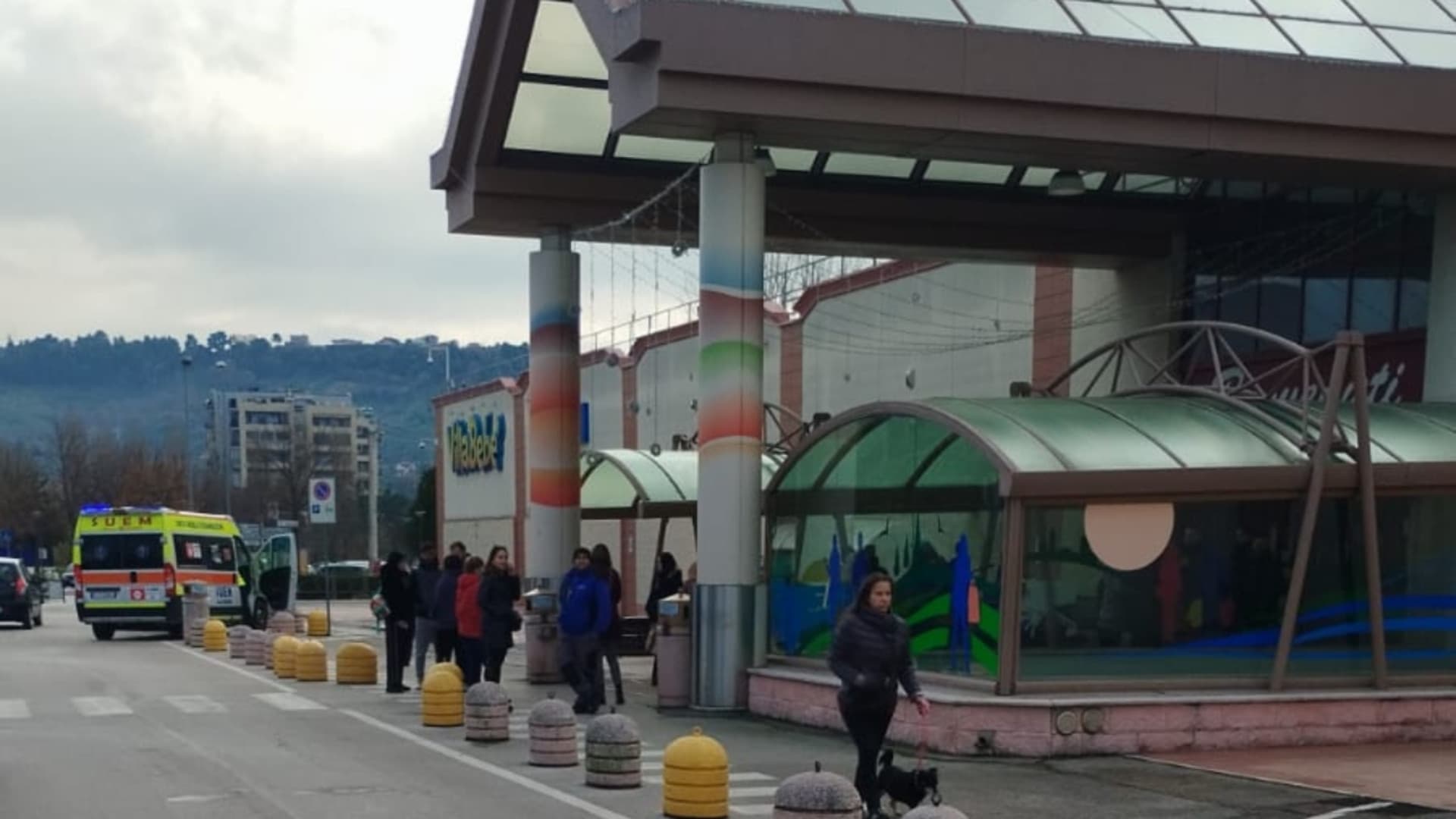 L'evacuazione al centro commerciale
